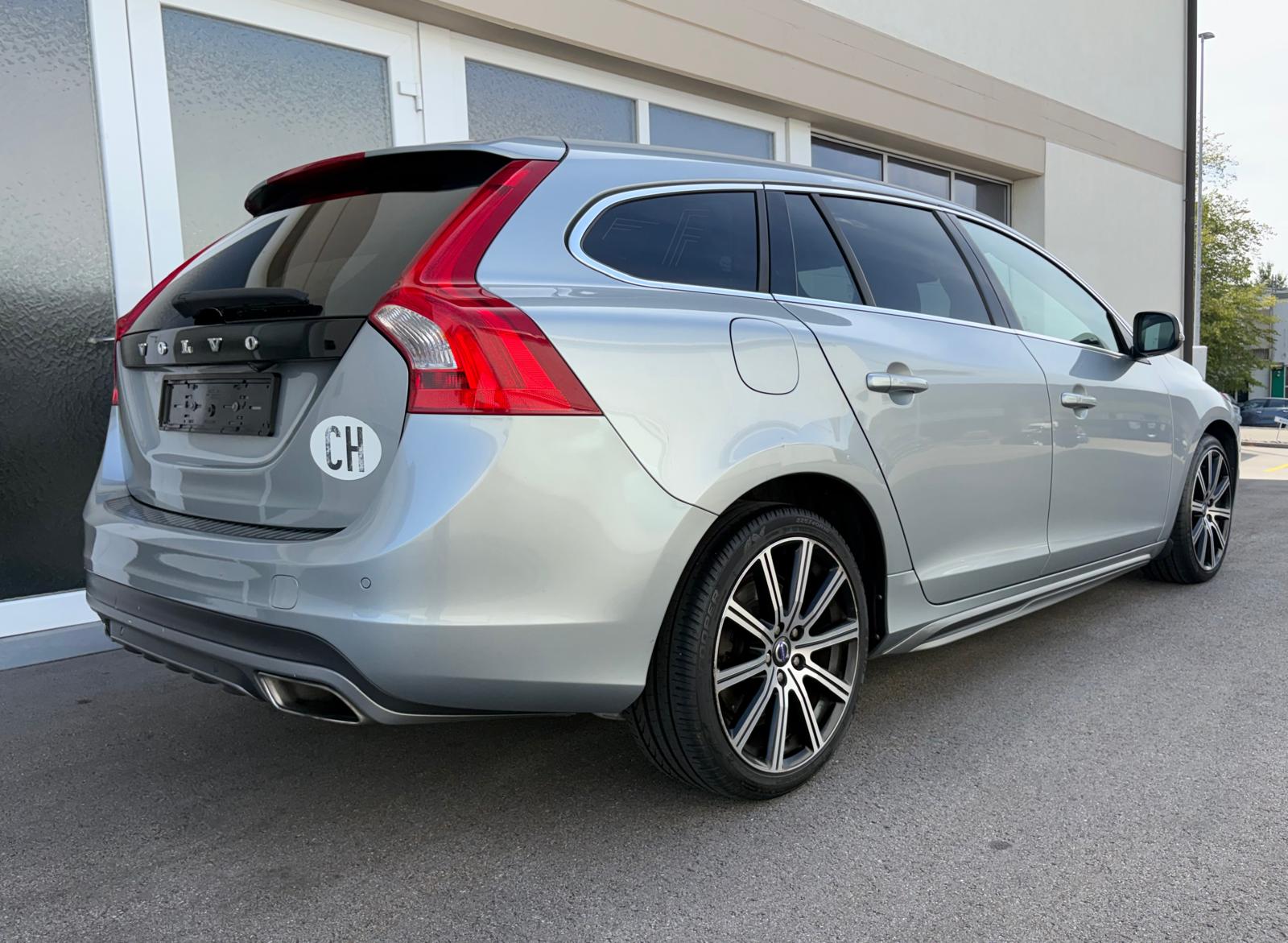 VOLVO V60 D5 AWD Summum Geartronic Dynamic-image-2