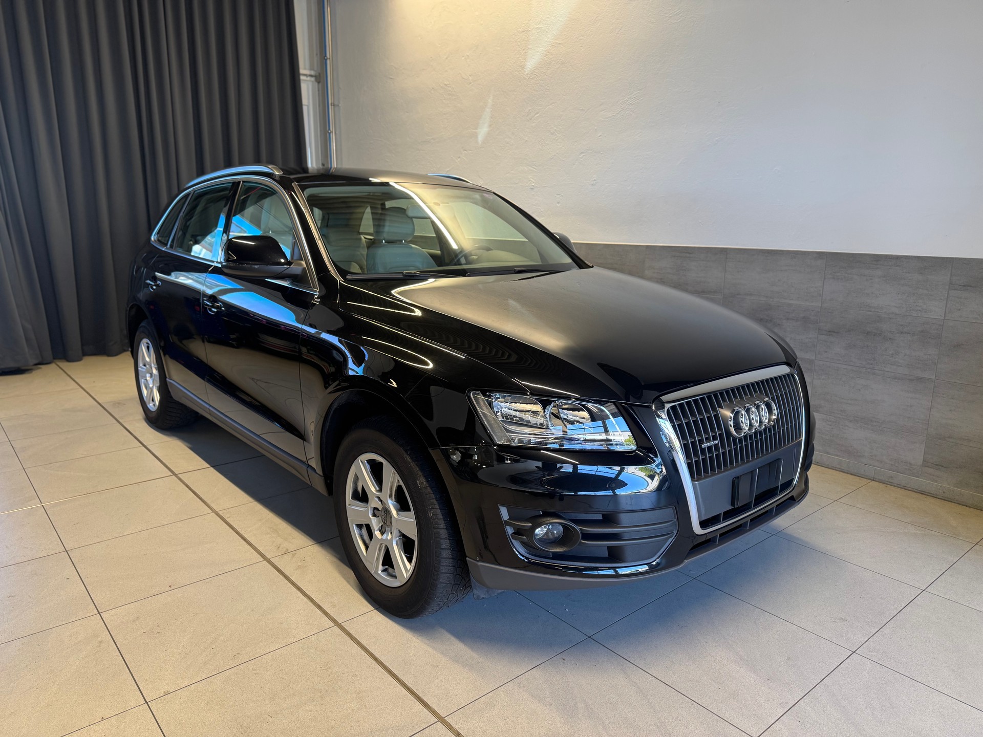 AUDI Q5 2.0 TFSI quattro S-tronic (23)-image-0