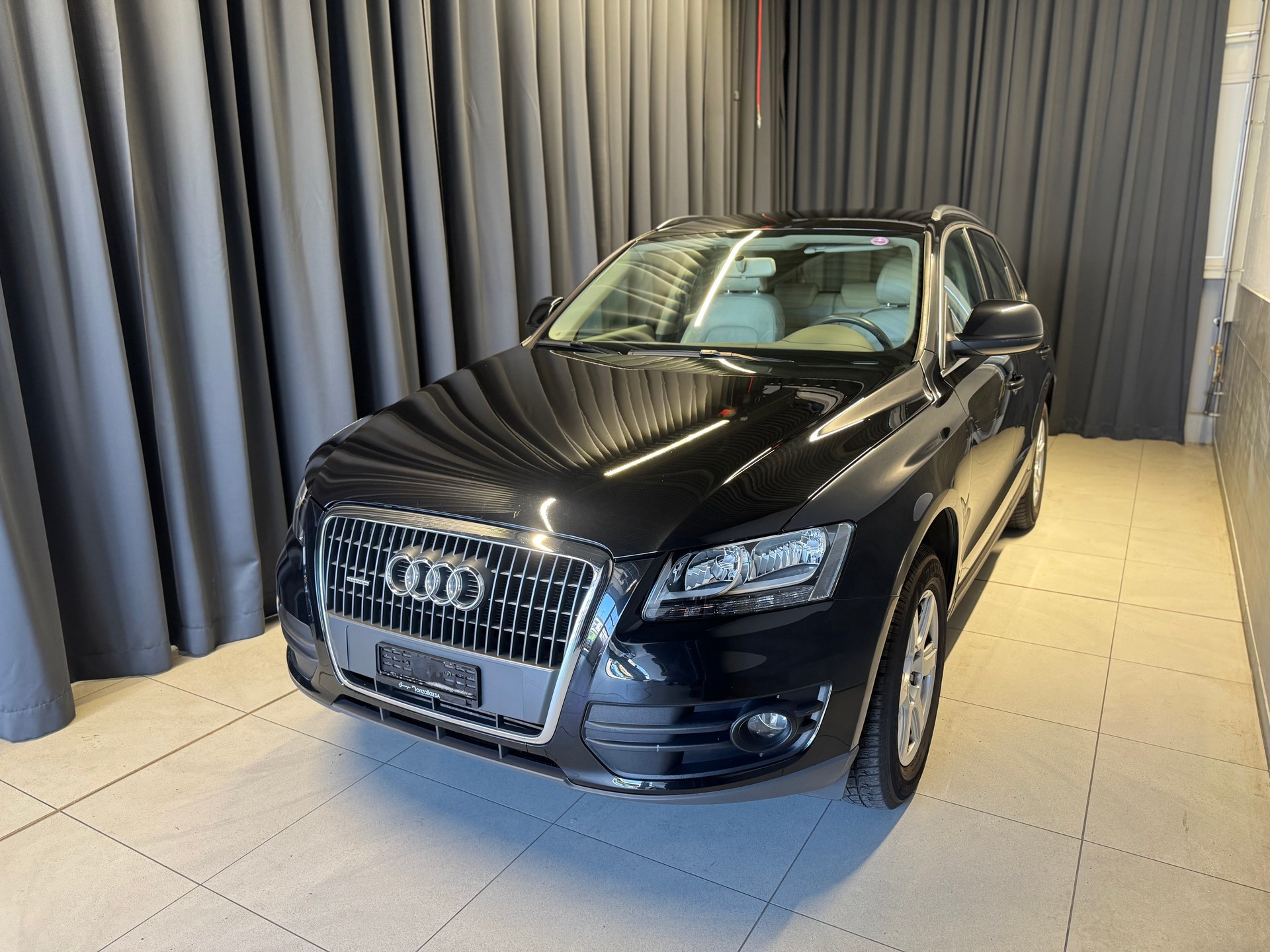 AUDI Q5 2.0 TFSI quattro S-tronic (23)-image-2