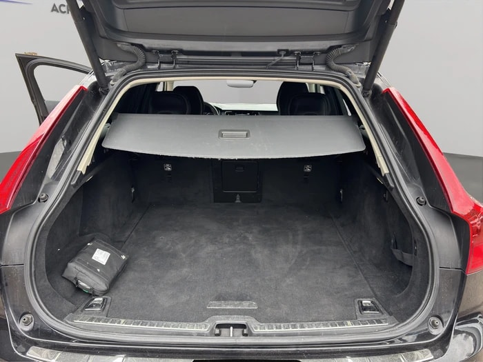 VOLVO V90 Cross Country D4 AWD-image-15