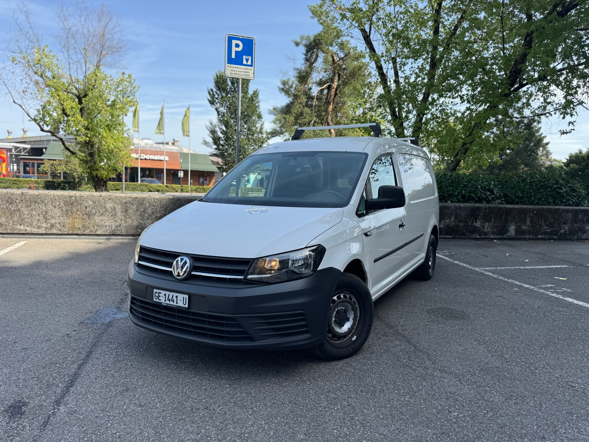 VW Caddy Maxi 2.0TDI BlueMotion Technology-image-0