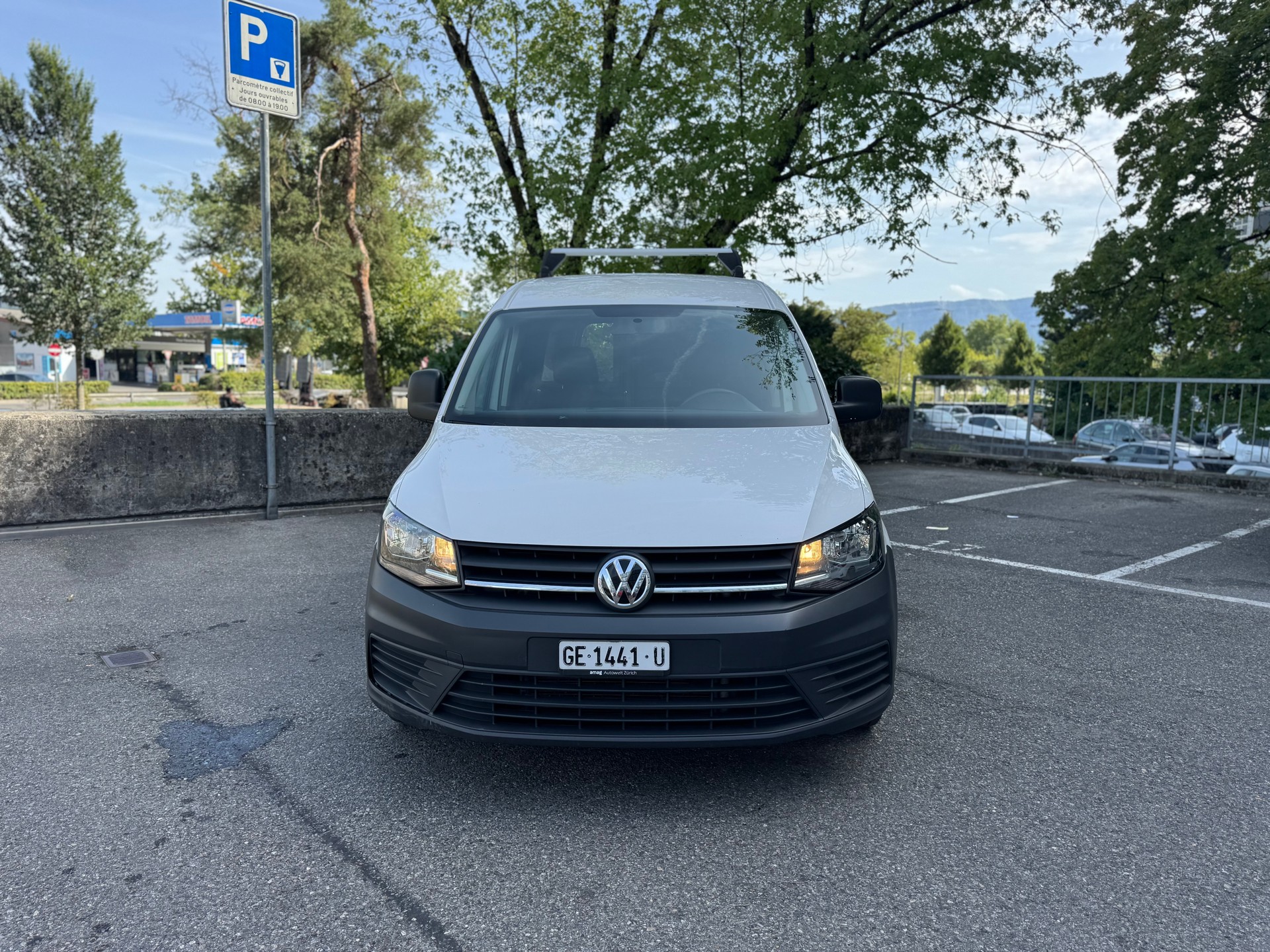 VW Caddy Maxi 2.0TDI BlueMotion Technology-image-2