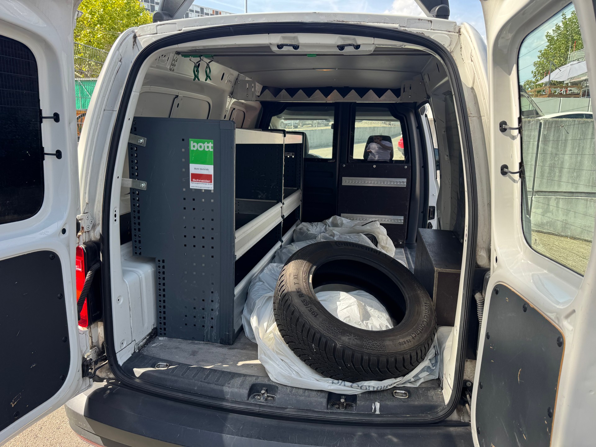 VW Caddy Maxi 2.0TDI BlueMotion Technology-image-11