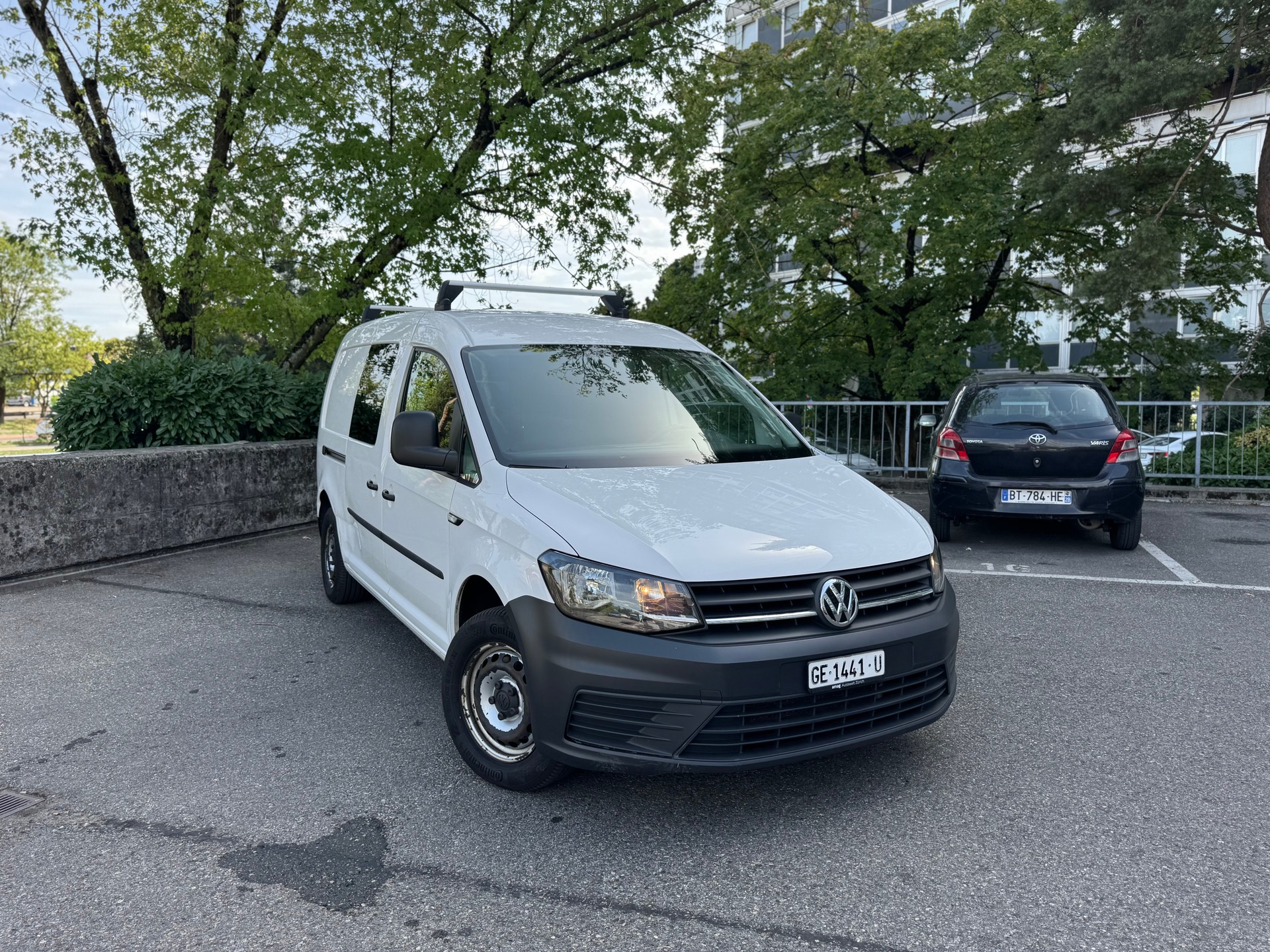 VW Caddy Maxi 2.0TDI BlueMotion Technology-image-1