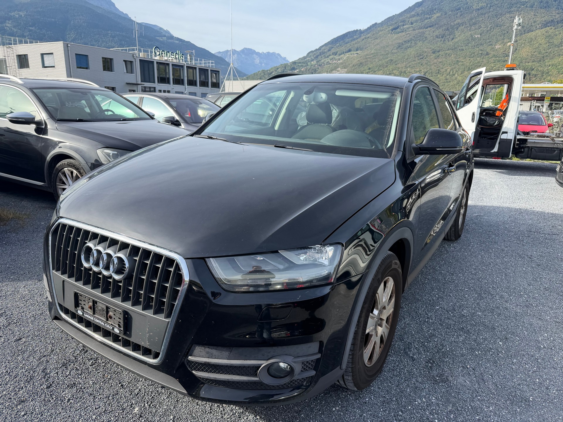 AUDI Q3 2.0 TFSI quattro S-tronic-image-2