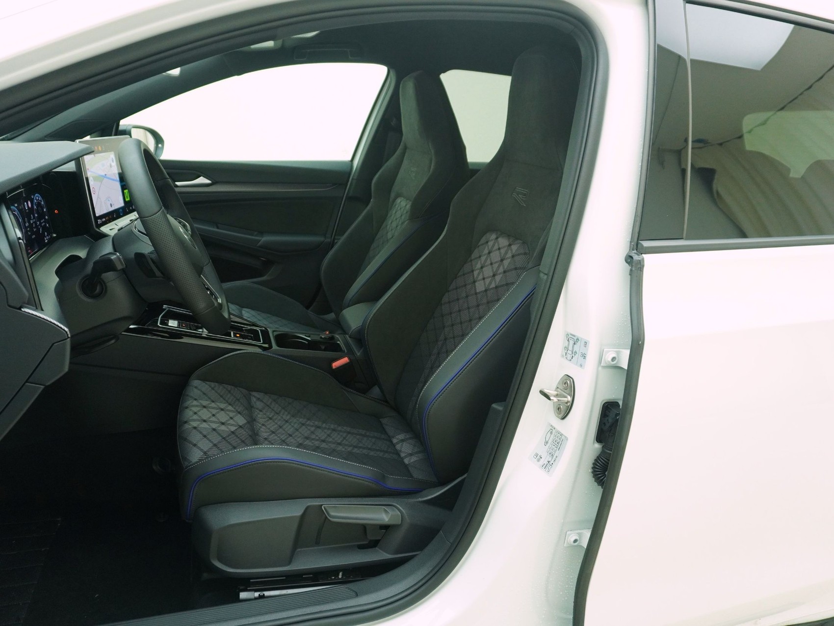 VW Golf VIII 1.5 eTSI R-Line DSG-image-11