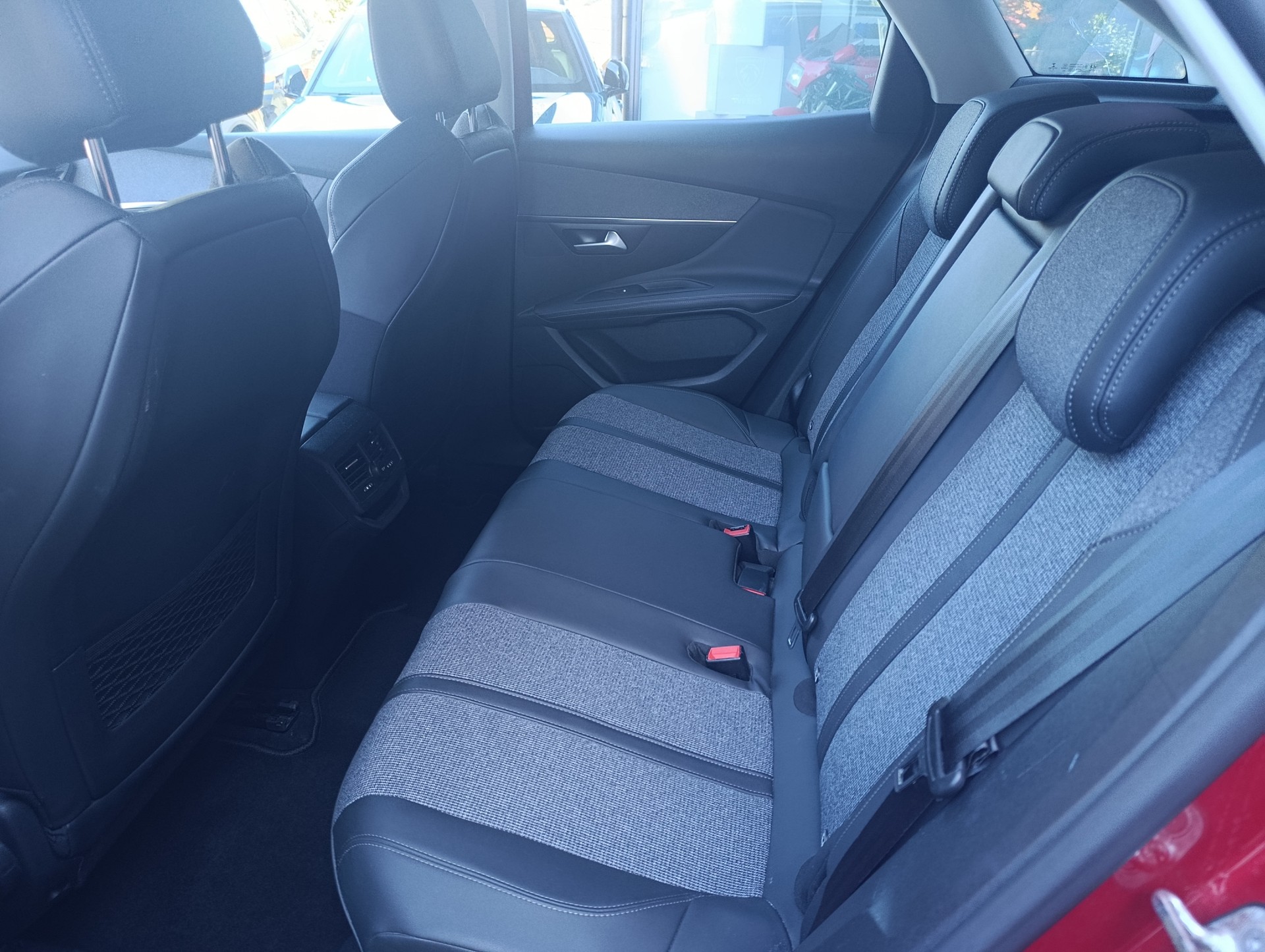 PEUGEOT 3008 1.2 PureTech Allure EAT-image-3