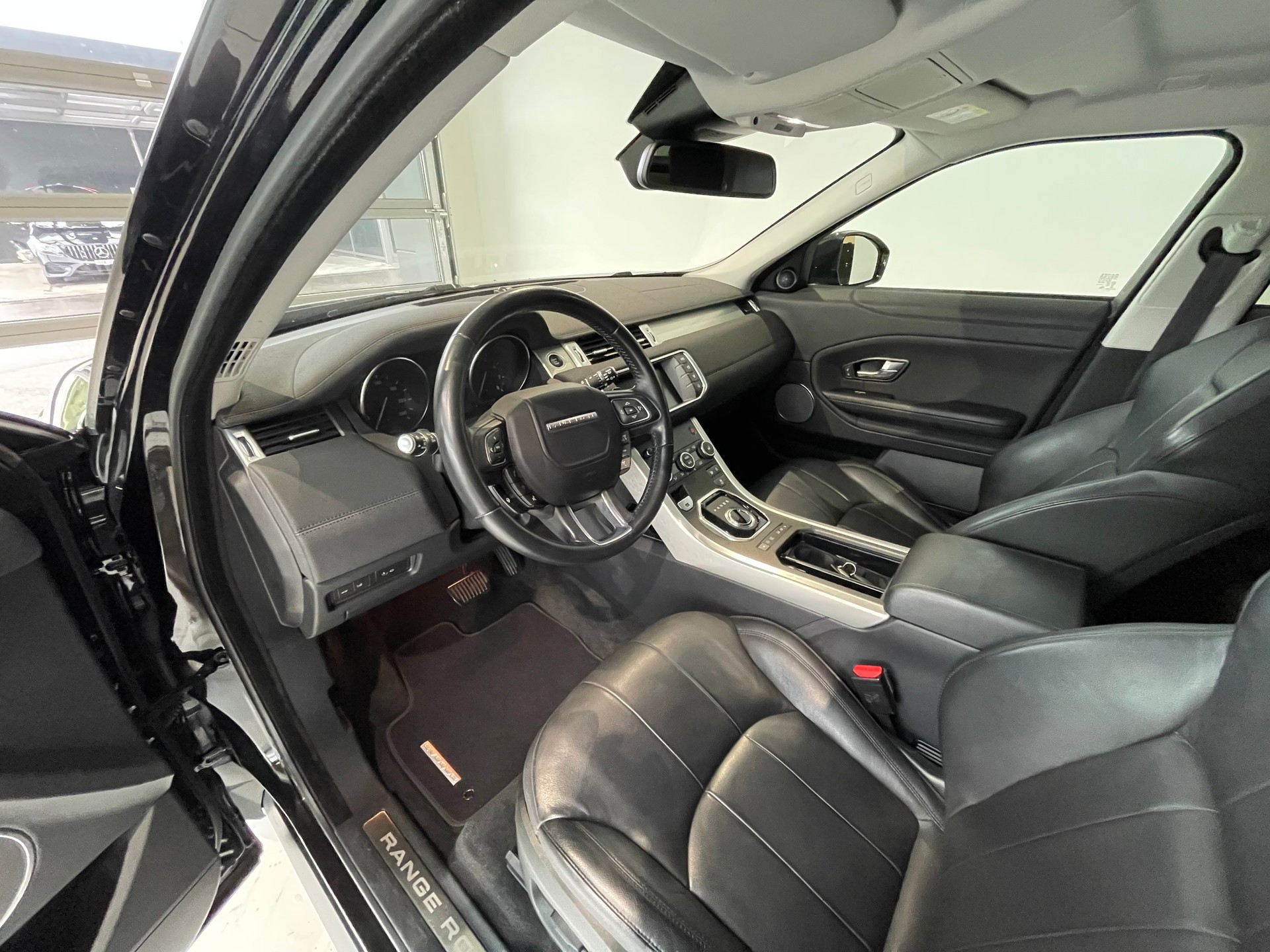 LAND ROVER Range Rover Evoque 2.0 Si4 SE AT9-image-4