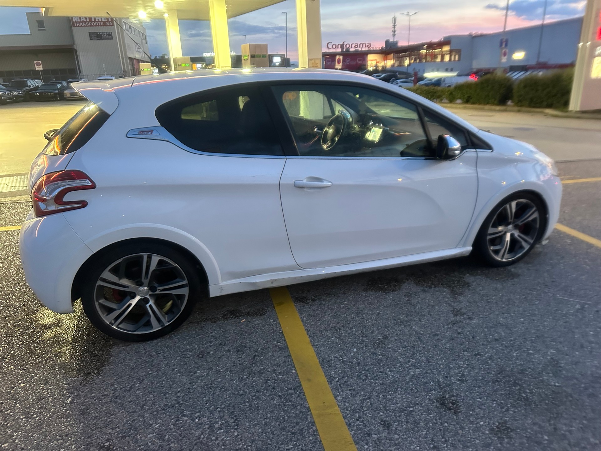 PEUGEOT 208 1.6 Turbo GTi-image-11