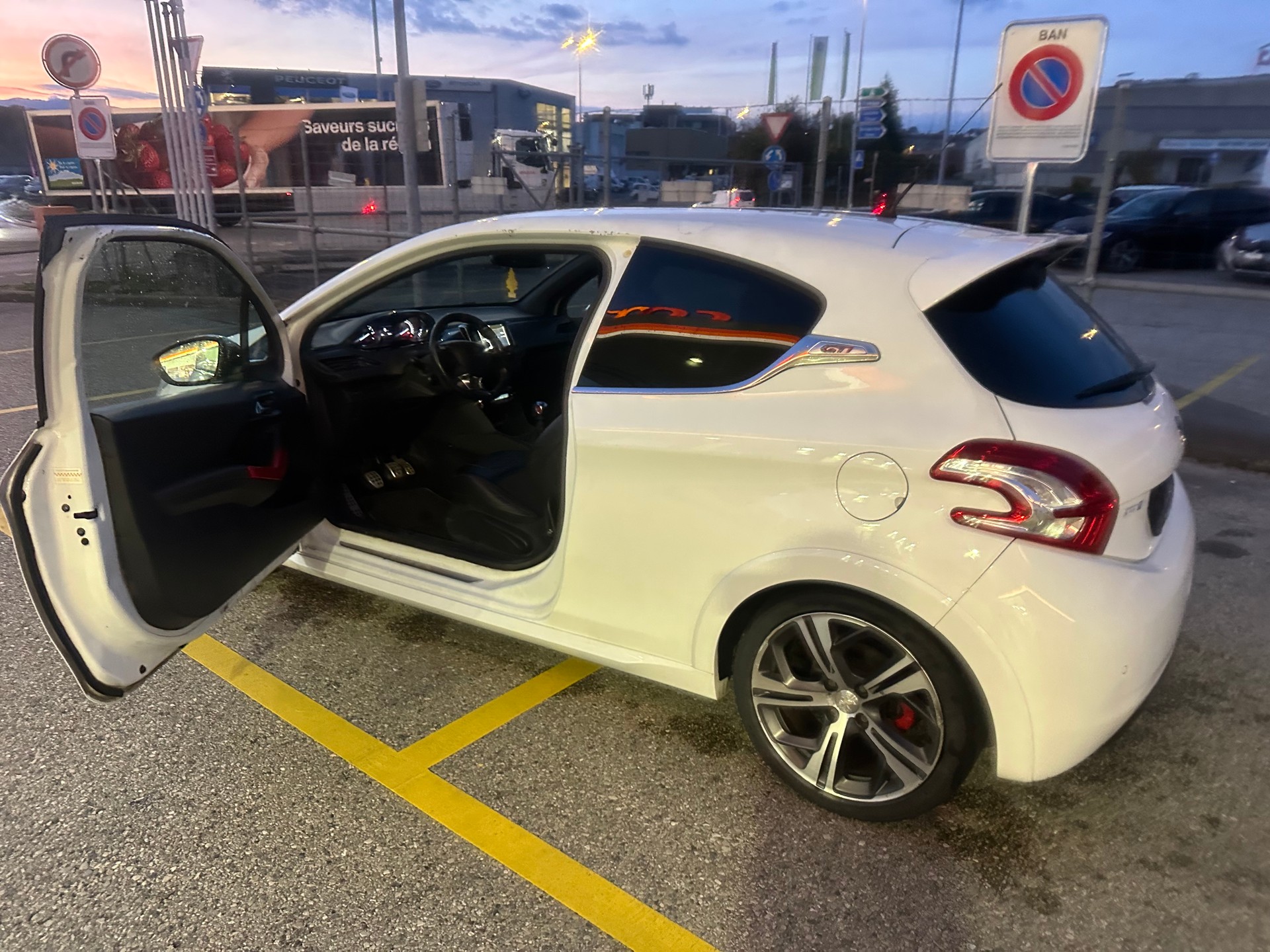 PEUGEOT 208 1.6 Turbo GTi-image-12