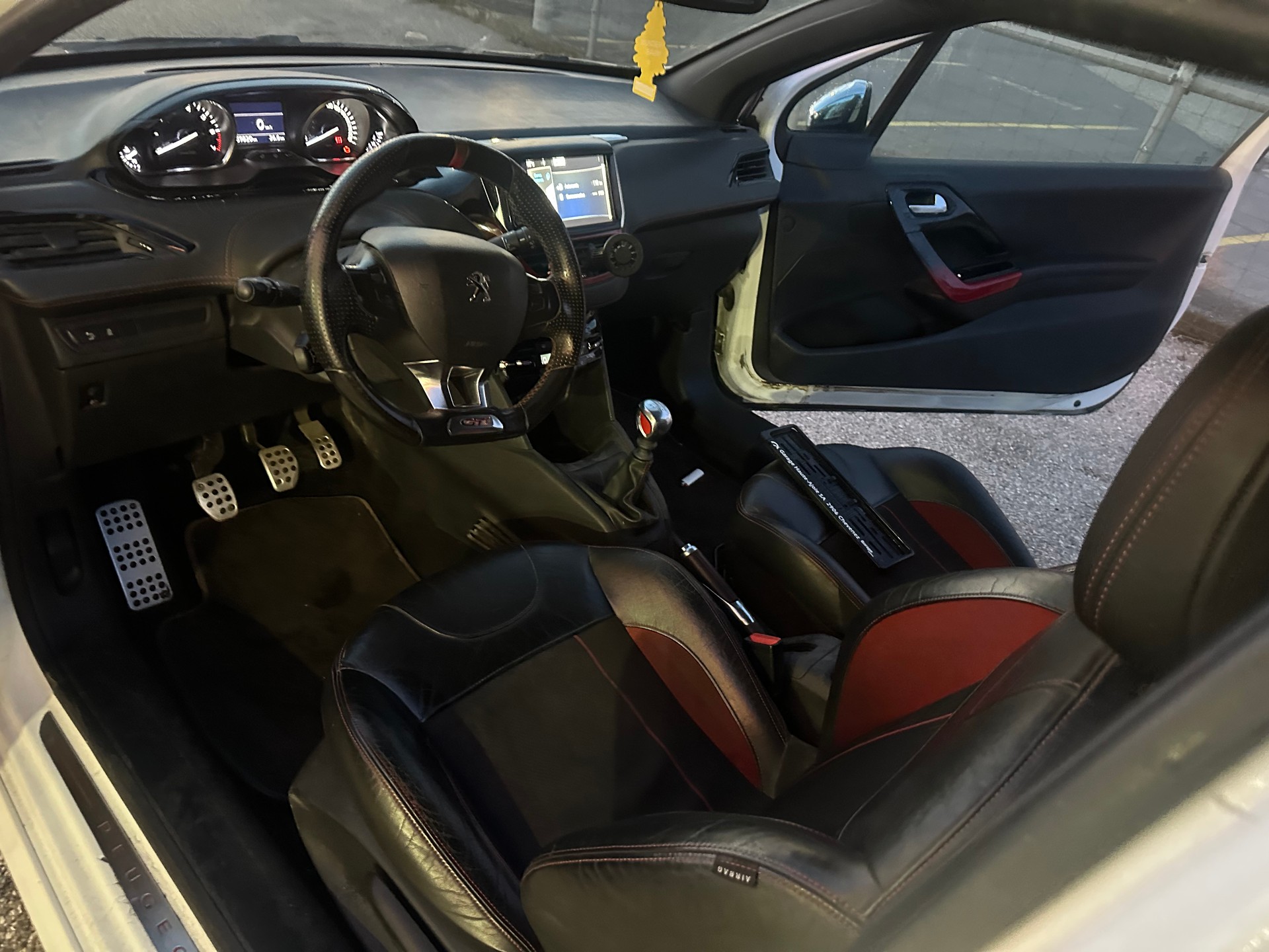 PEUGEOT 208 1.6 Turbo GTi-image-9
