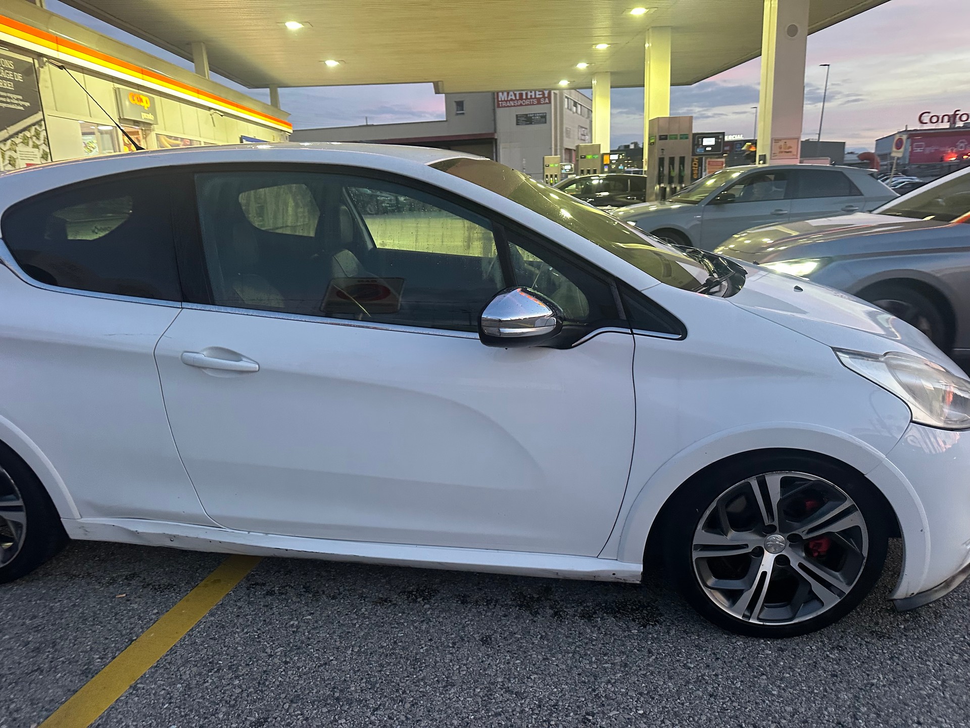 PEUGEOT 208 1.6 Turbo GTi-image-3