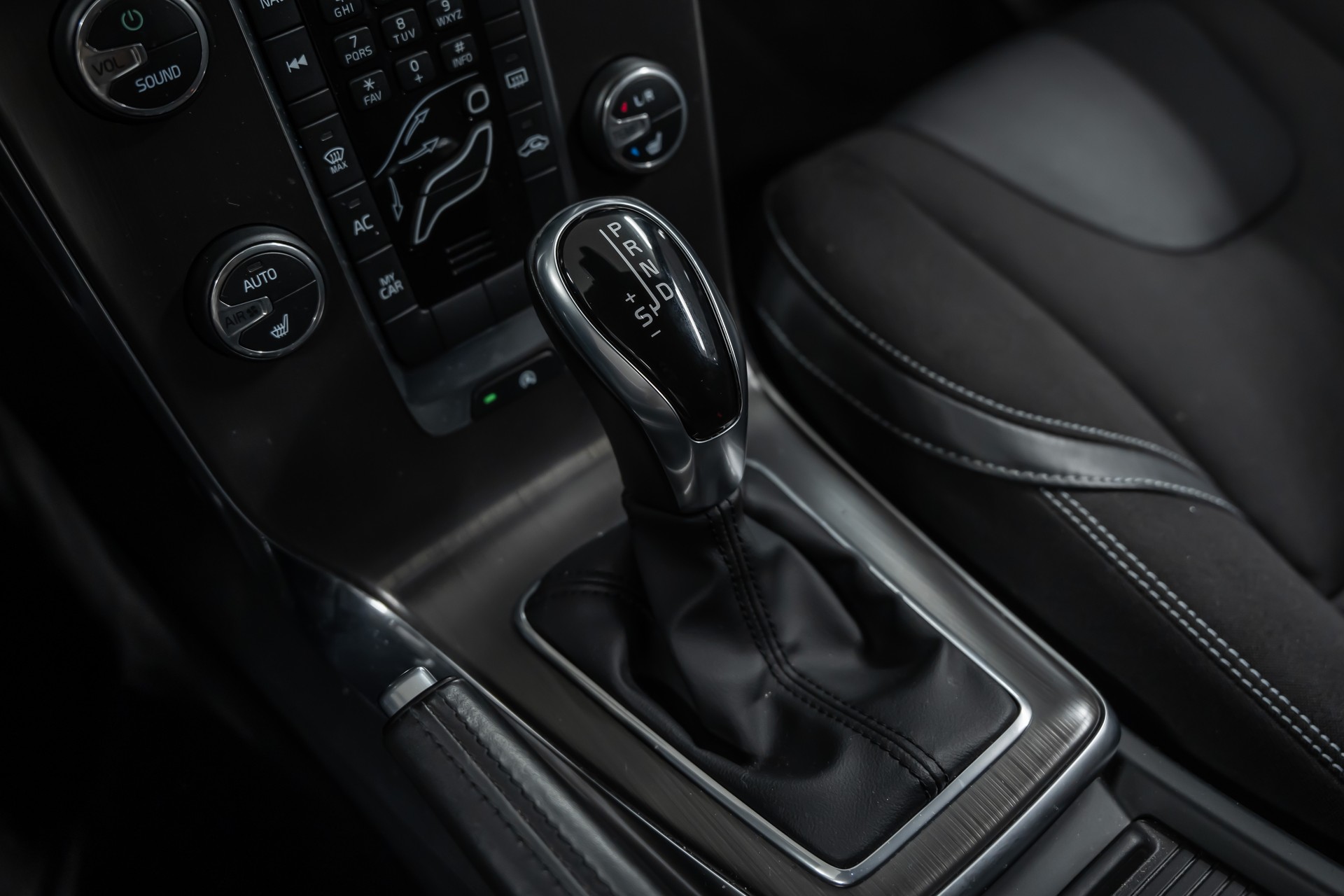 VOLVO V40 D3 Momentum Geartronic *CH-Fahrzeug*ab MFK*-image-19