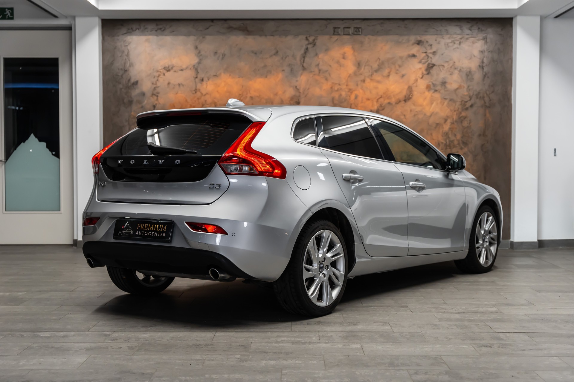 VOLVO V40 D3 Momentum Geartronic *CH-Fahrzeug*ab MFK*-image-5