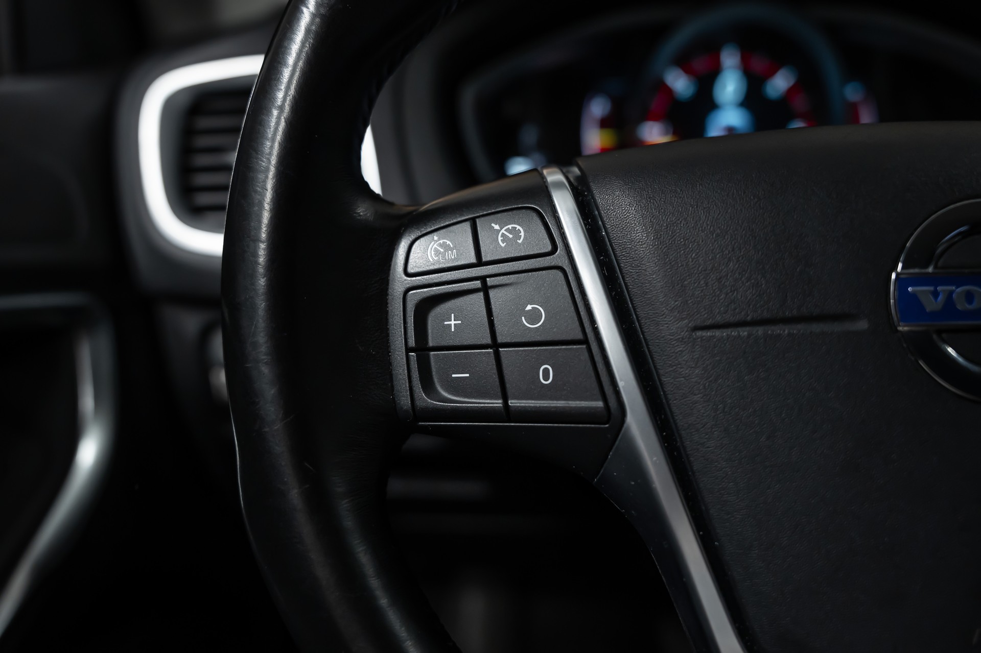 VOLVO V40 D3 Momentum Geartronic *CH-Fahrzeug*ab MFK*-image-16