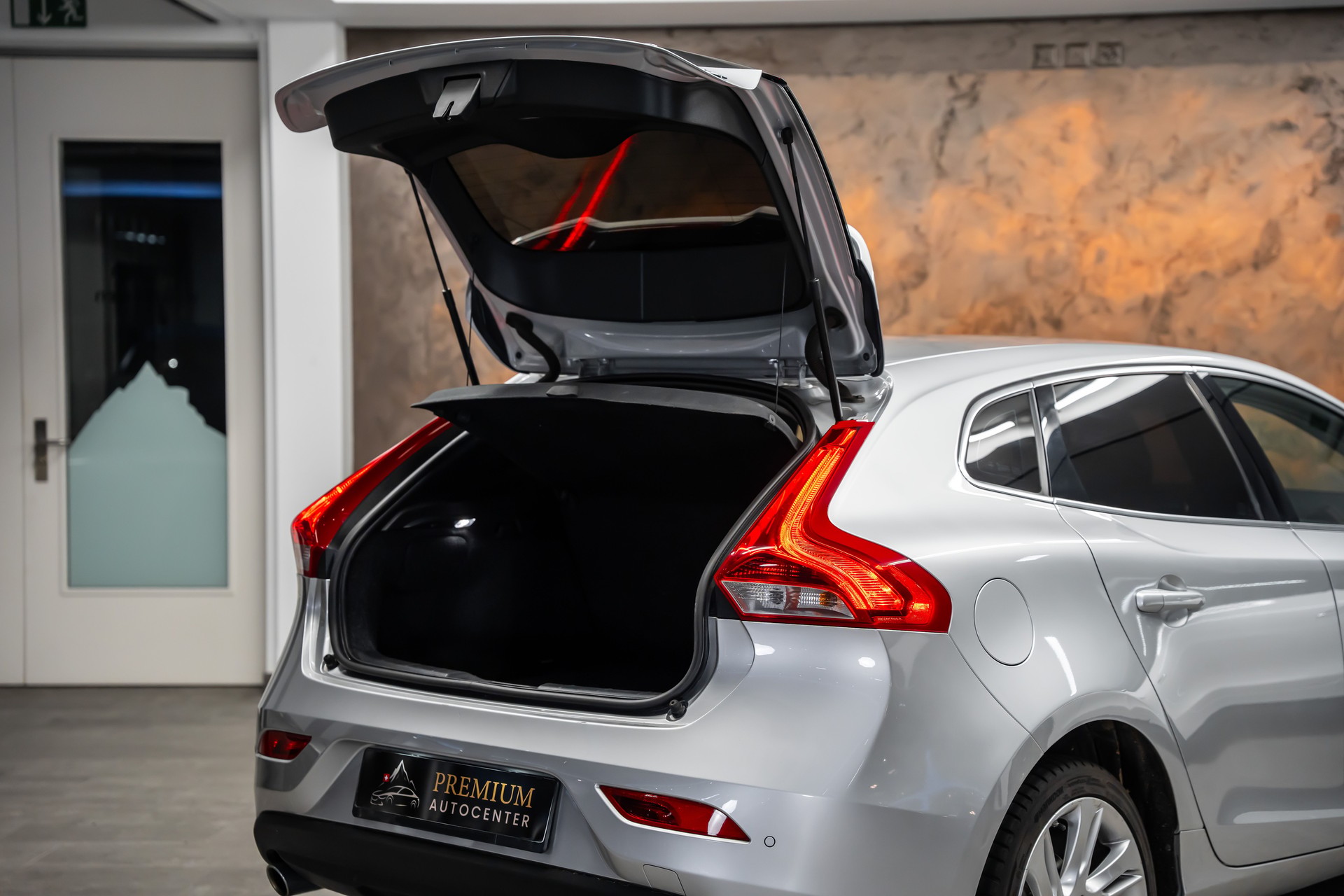 VOLVO V40 D3 Momentum Geartronic *CH-Fahrzeug*ab MFK*-image-7