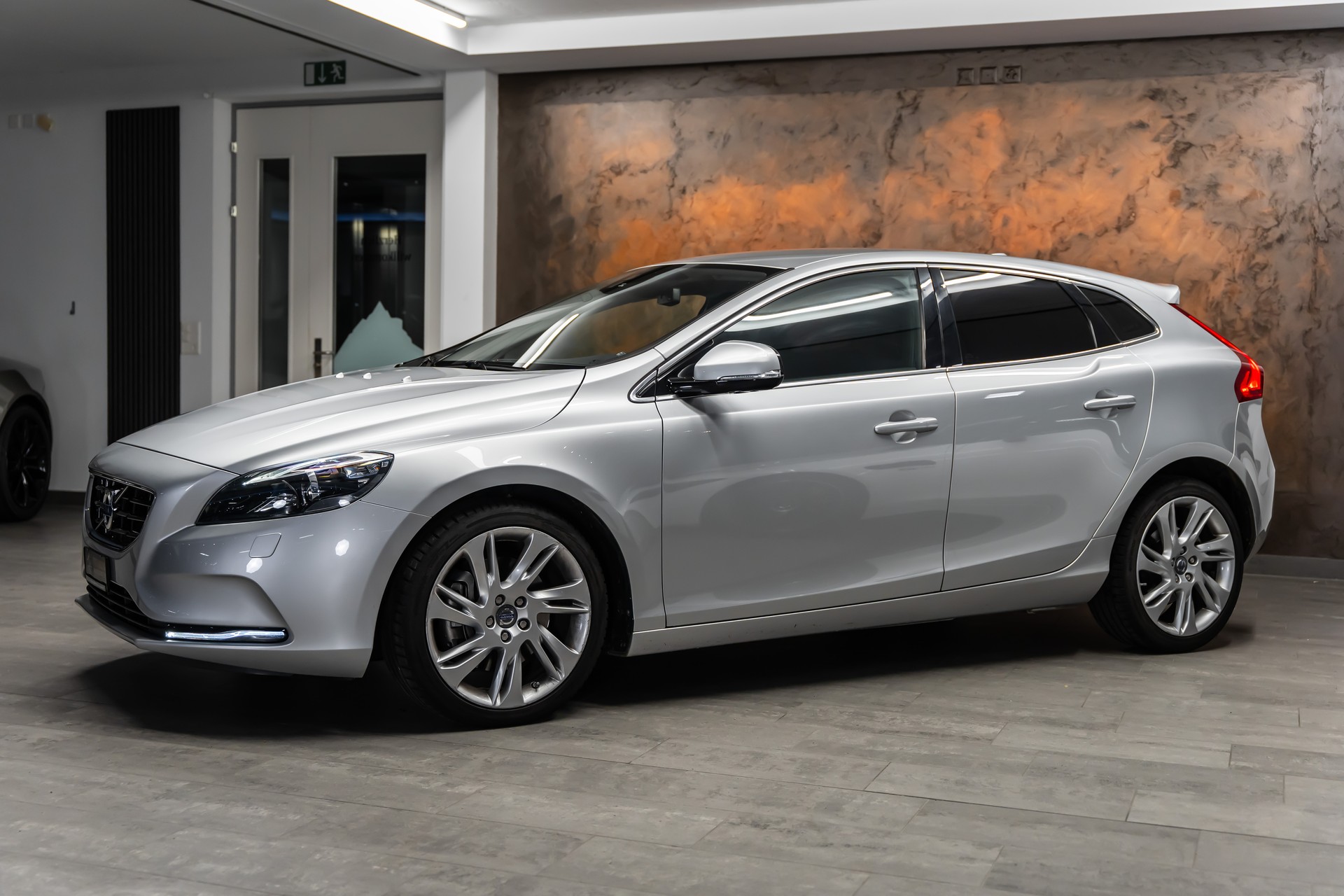 VOLVO V40 D3 Momentum Geartronic *CH-Fahrzeug*ab MFK*-image-2