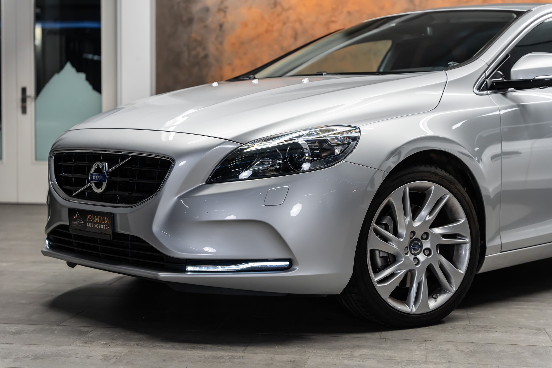 VOLVO V40 D3 Momentum Geartronic *CH-Fahrzeug*ab MFK*-image-1