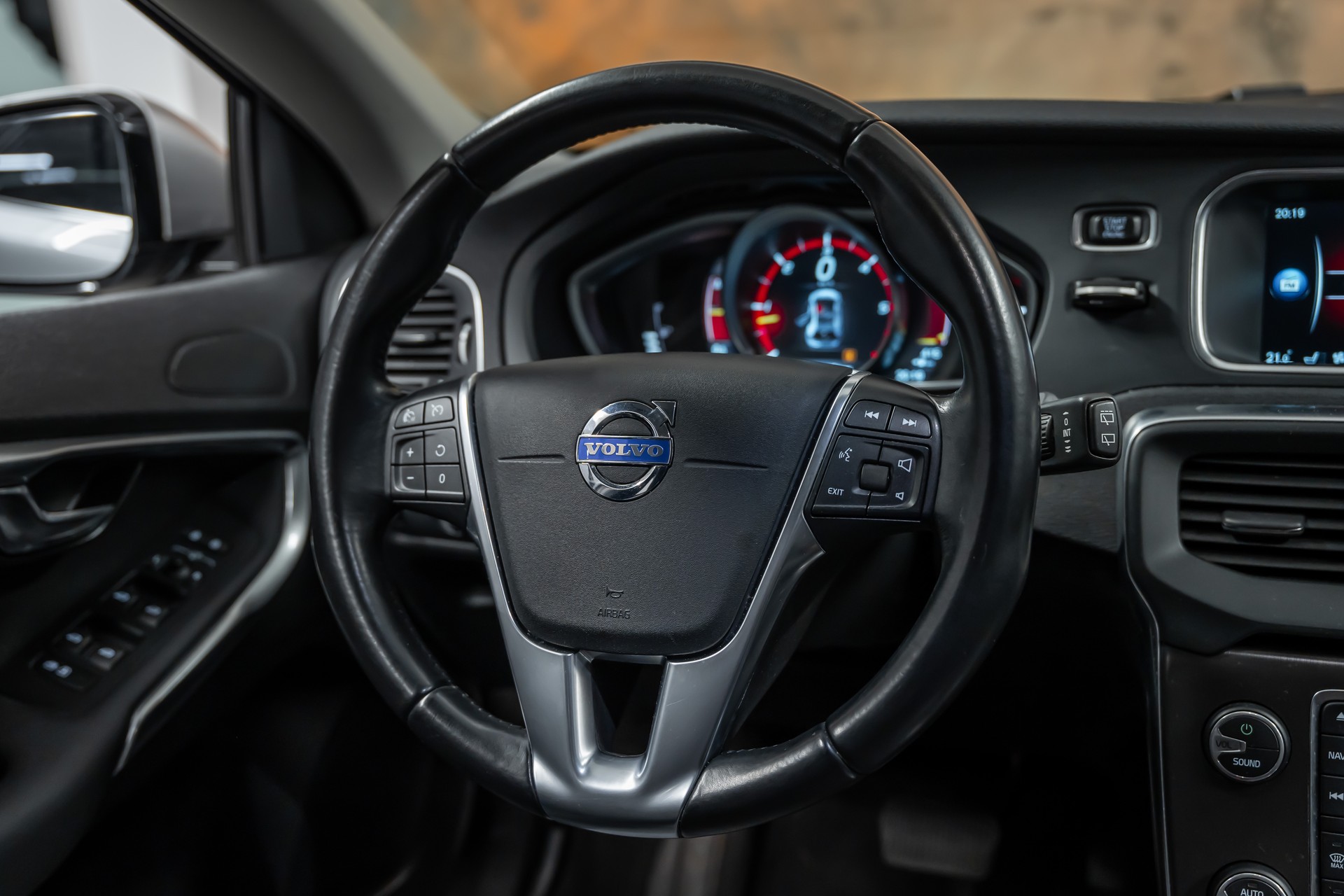 VOLVO V40 D3 Momentum Geartronic *CH-Fahrzeug*ab MFK*-image-12