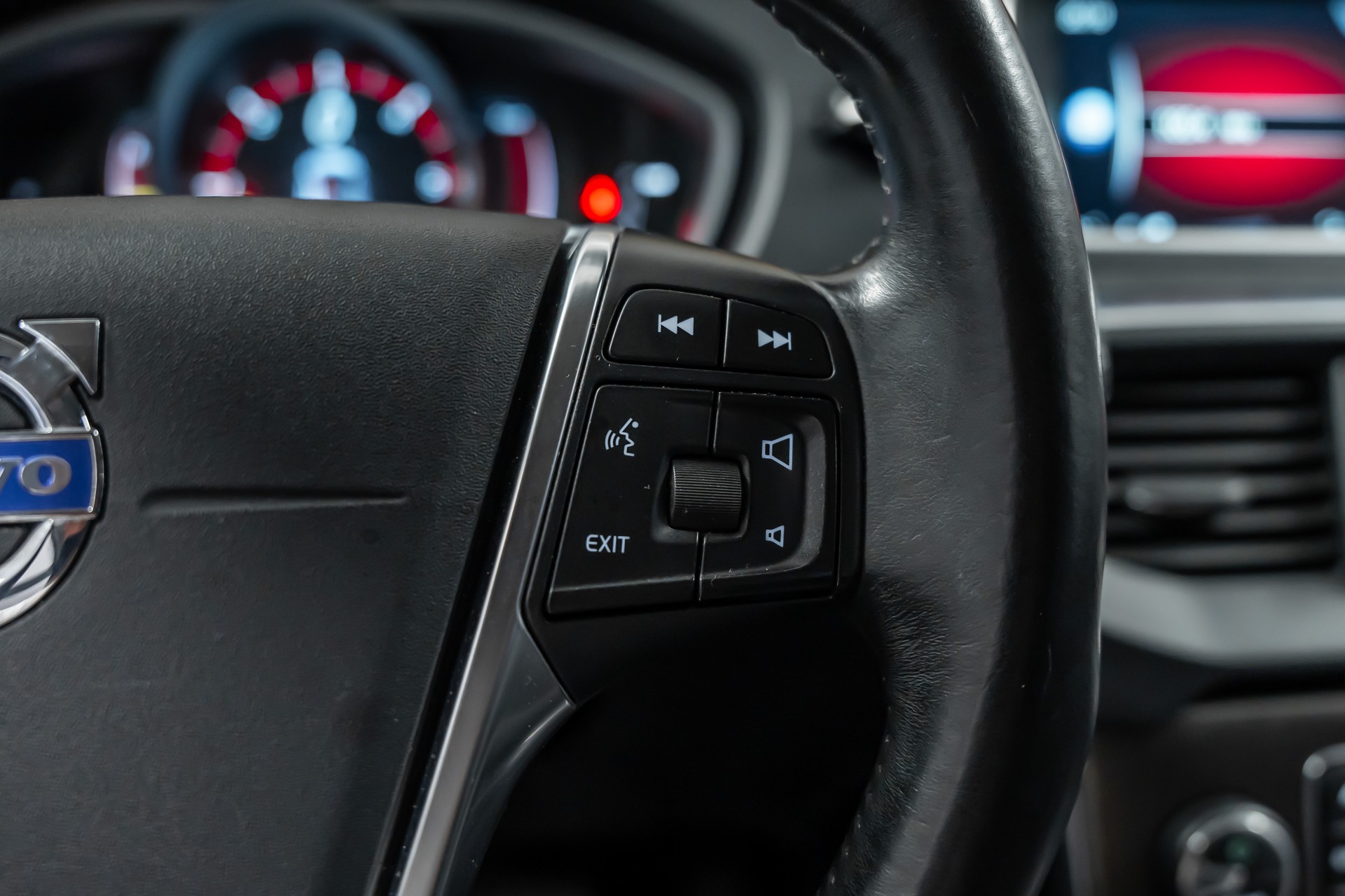 VOLVO V40 D3 Momentum Geartronic *CH-Fahrzeug*ab MFK*-image-17
