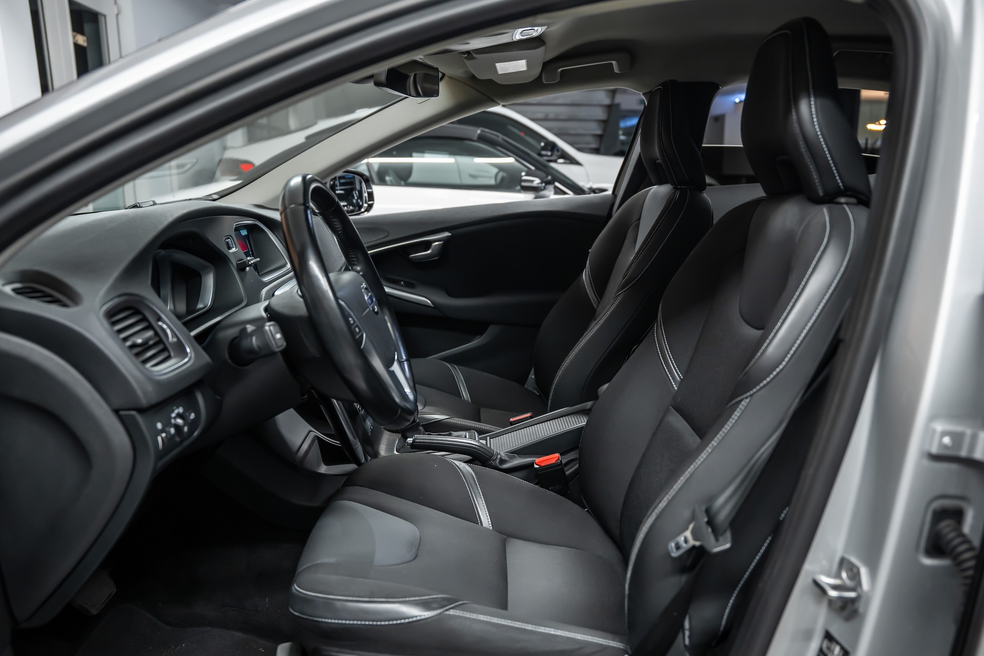 VOLVO V40 D3 Momentum Geartronic *CH-Fahrzeug*ab MFK*-image-9