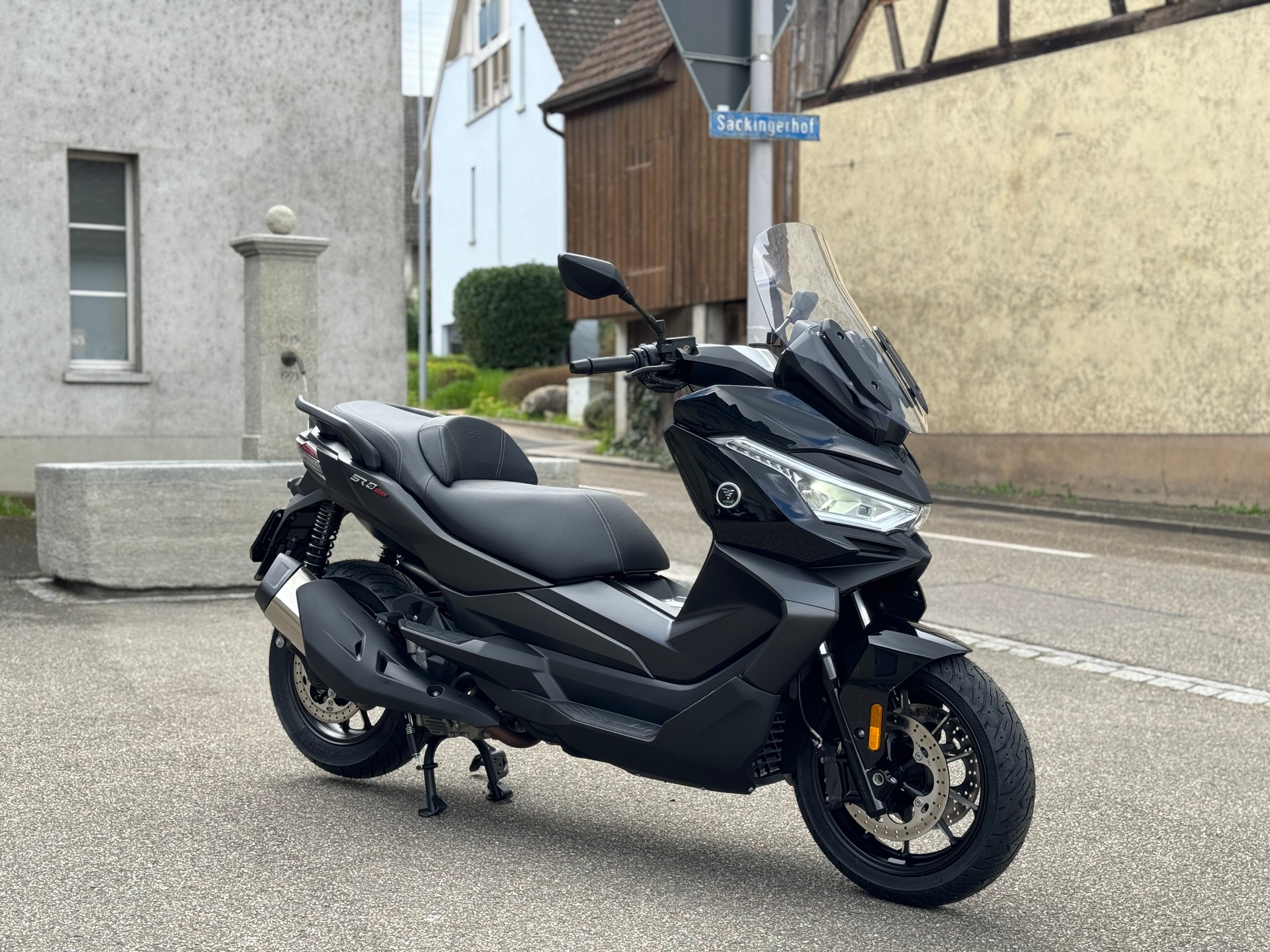 VOGE SR4 Max Luxury-showroom-element-2