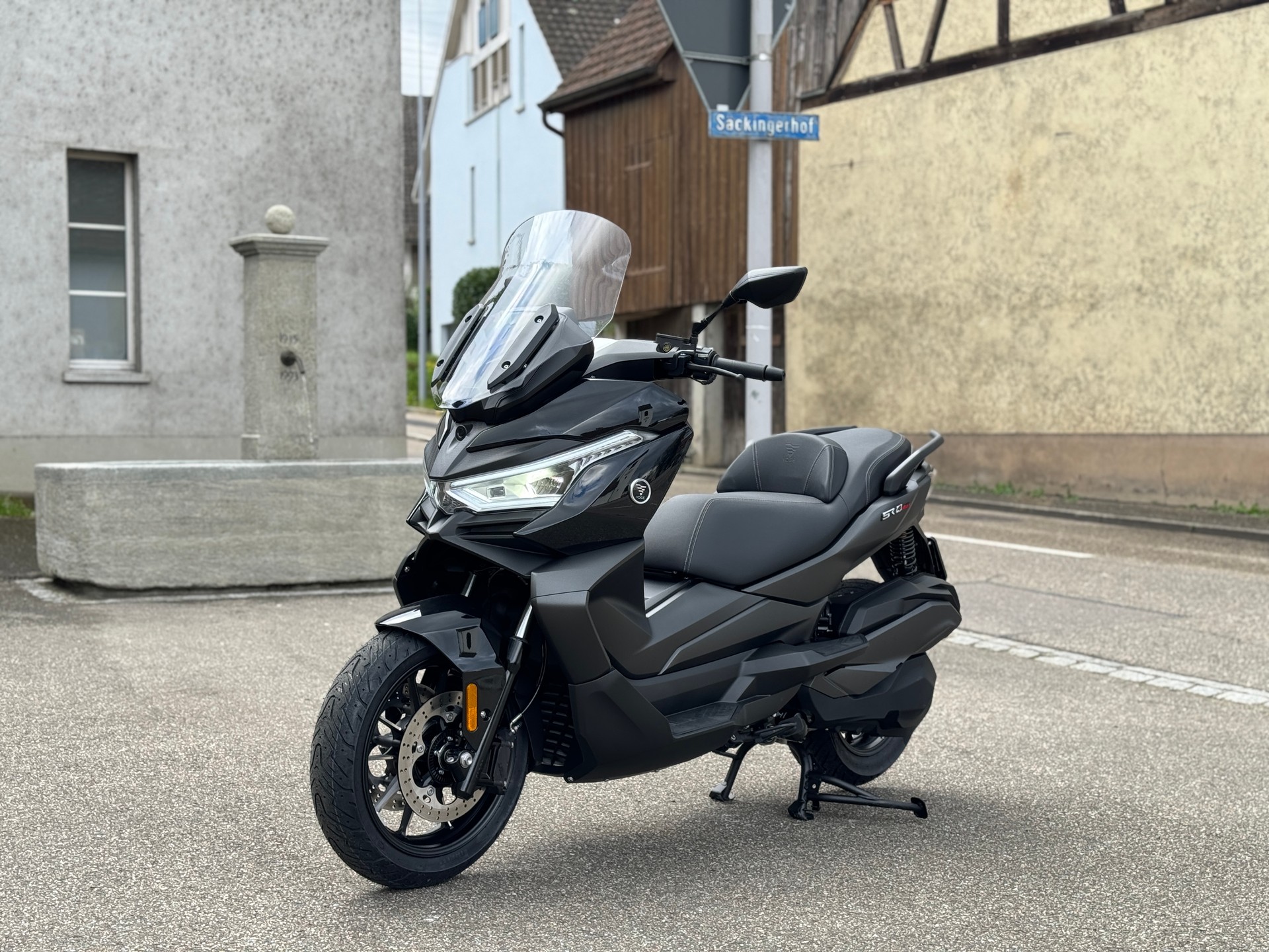 VOGE SR4 Max Luxury-showroom-element-3