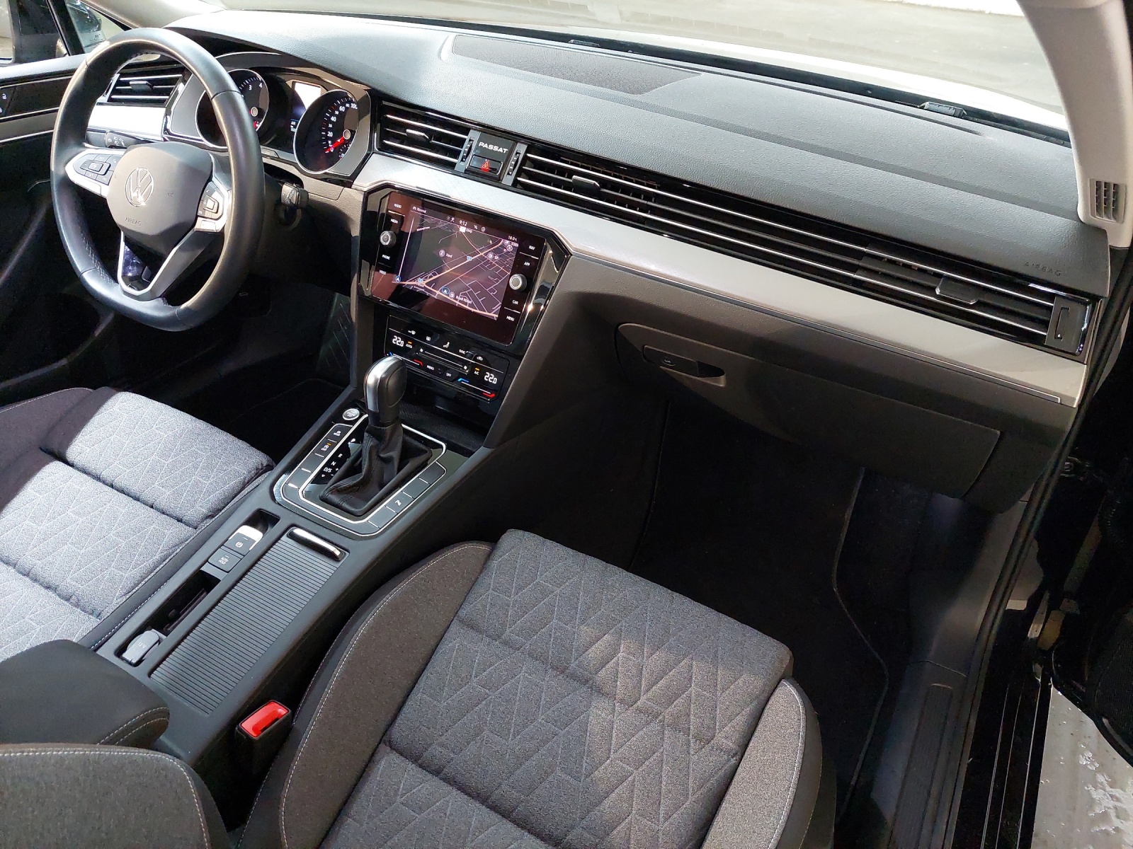 VW Passat Variant 2.0 TSI Business DSG-image-9