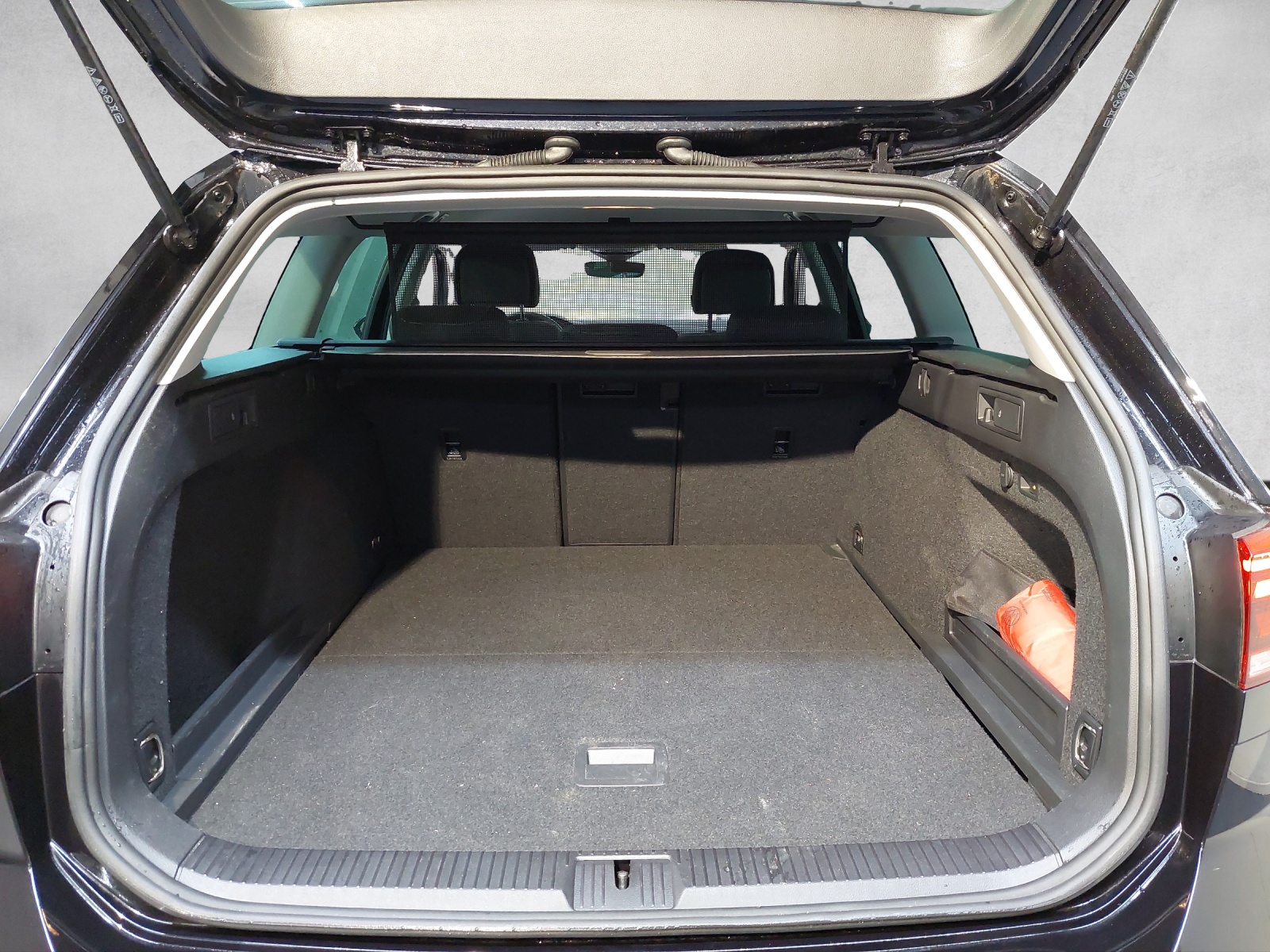 VW Passat Variant 2.0 TSI Business DSG-image-10