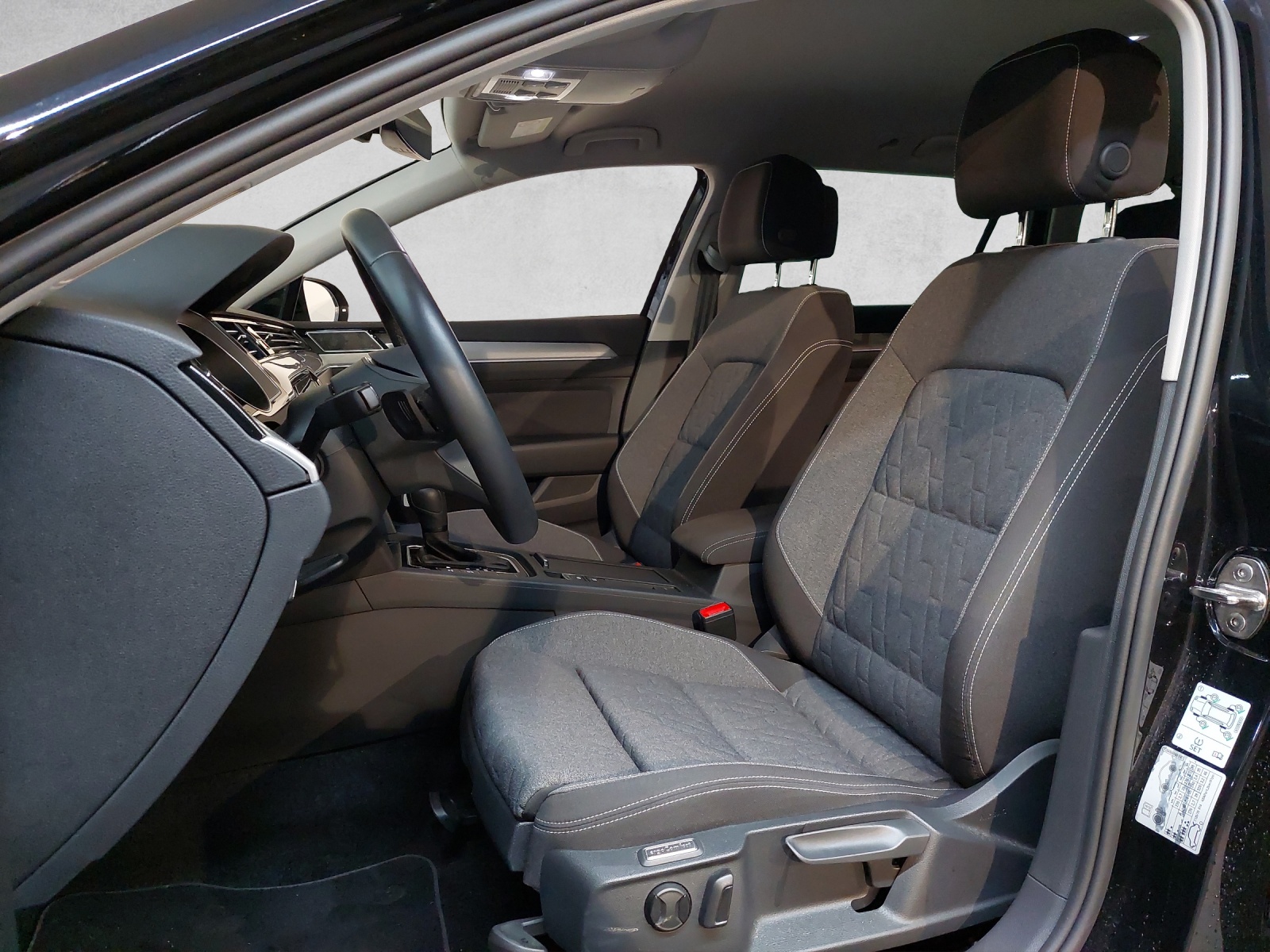 VW Passat Variant 2.0 TSI Business DSG-image-5