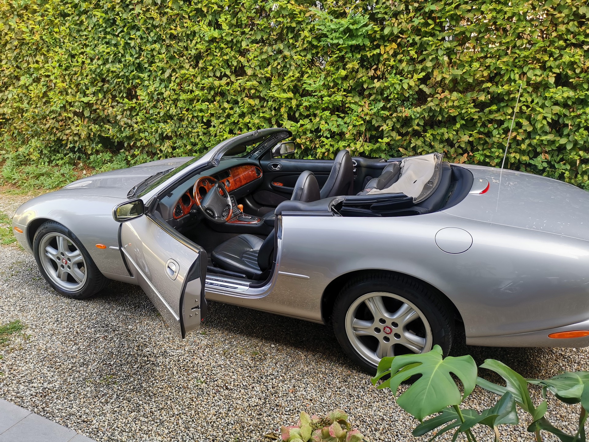 JAGUAR XKR S/C Convertible-image-2