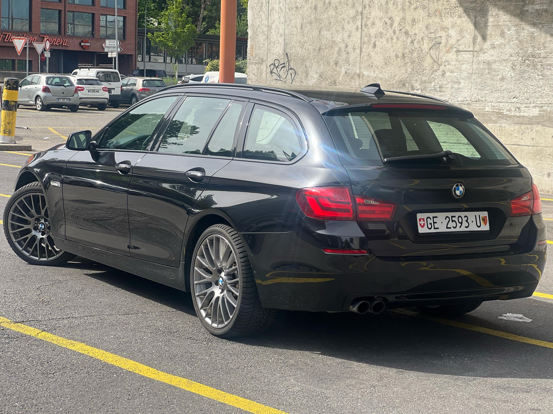 BMW 528i xDrive Touring Steptronic-image-0