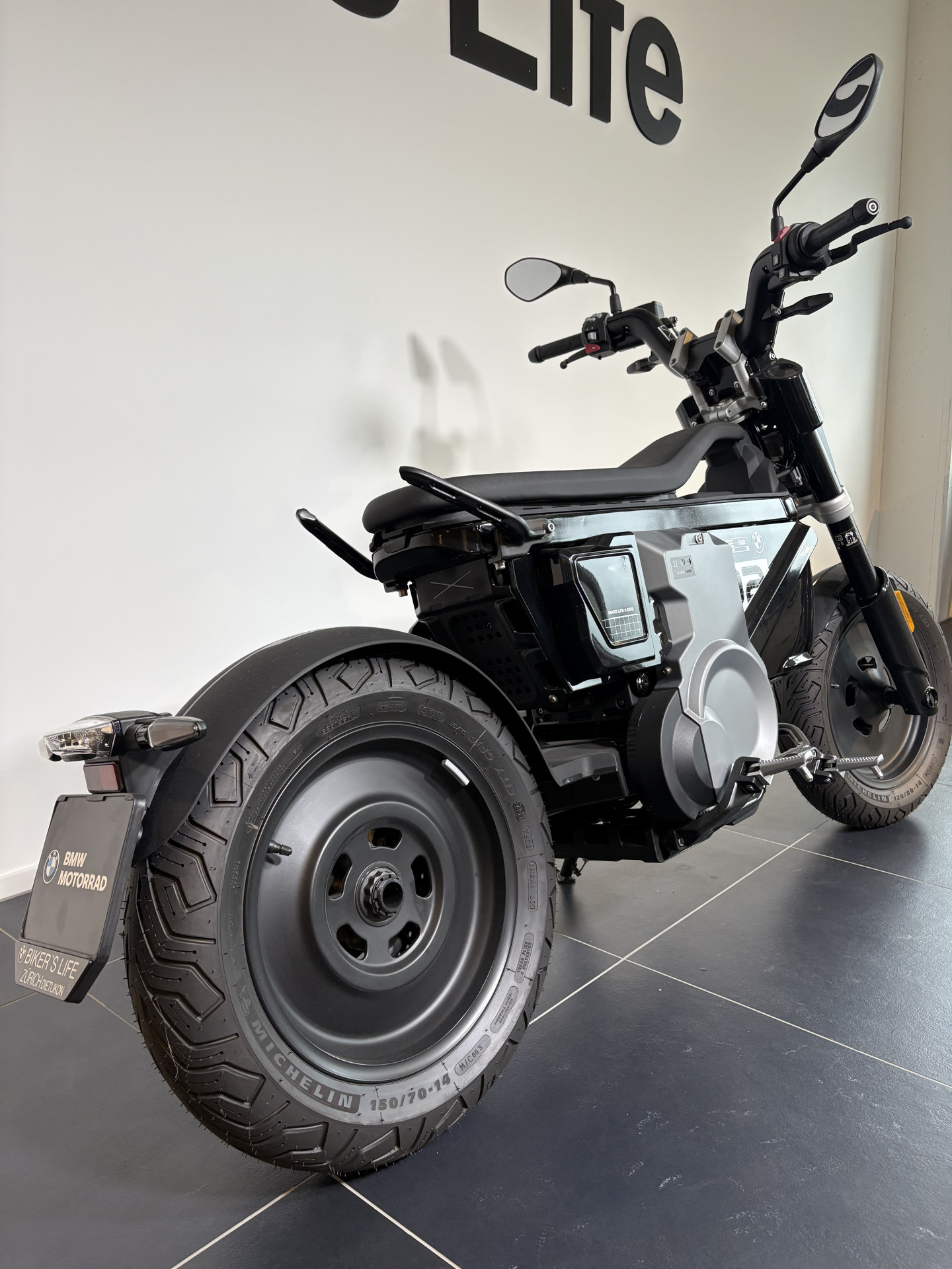 BMW CE 02-showroom-element-3
