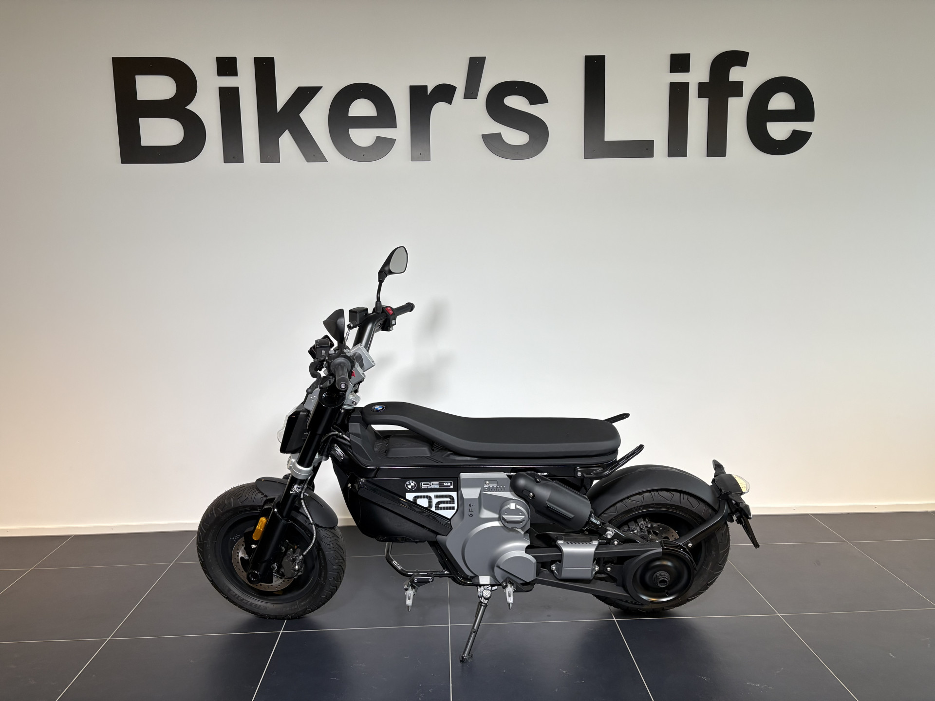 BMW CE 02-showroom-element-1