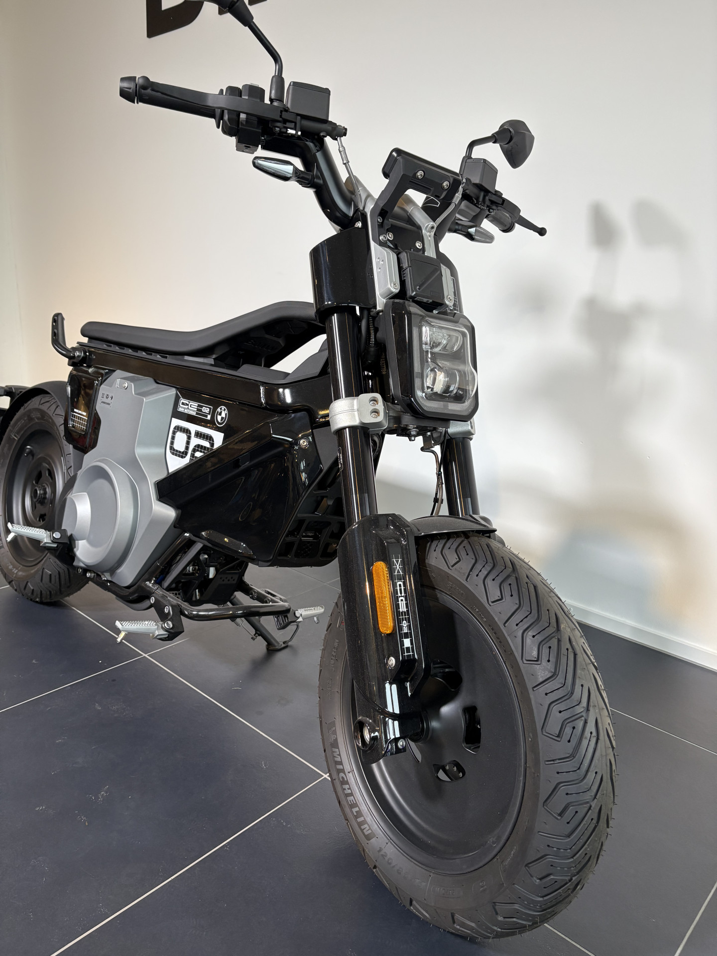 BMW CE 02-showroom-element-2