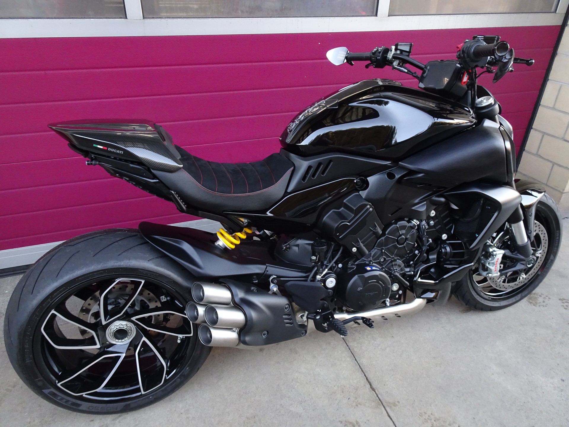 DUCATI Diavel V4-showroom-element-3