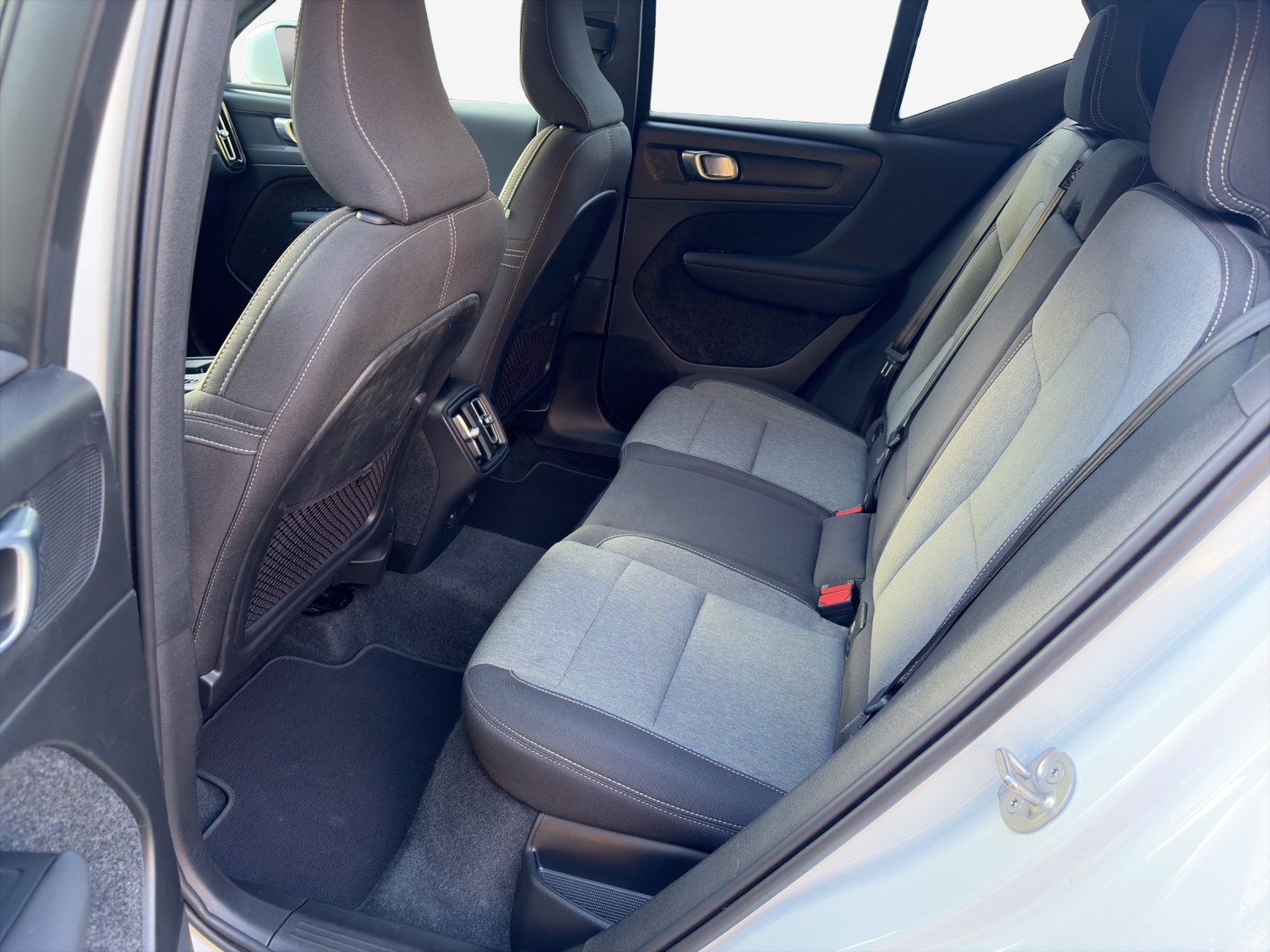VOLVO XC40 B4 Benzin Mild Hybrid AWD Core DCT-image-11