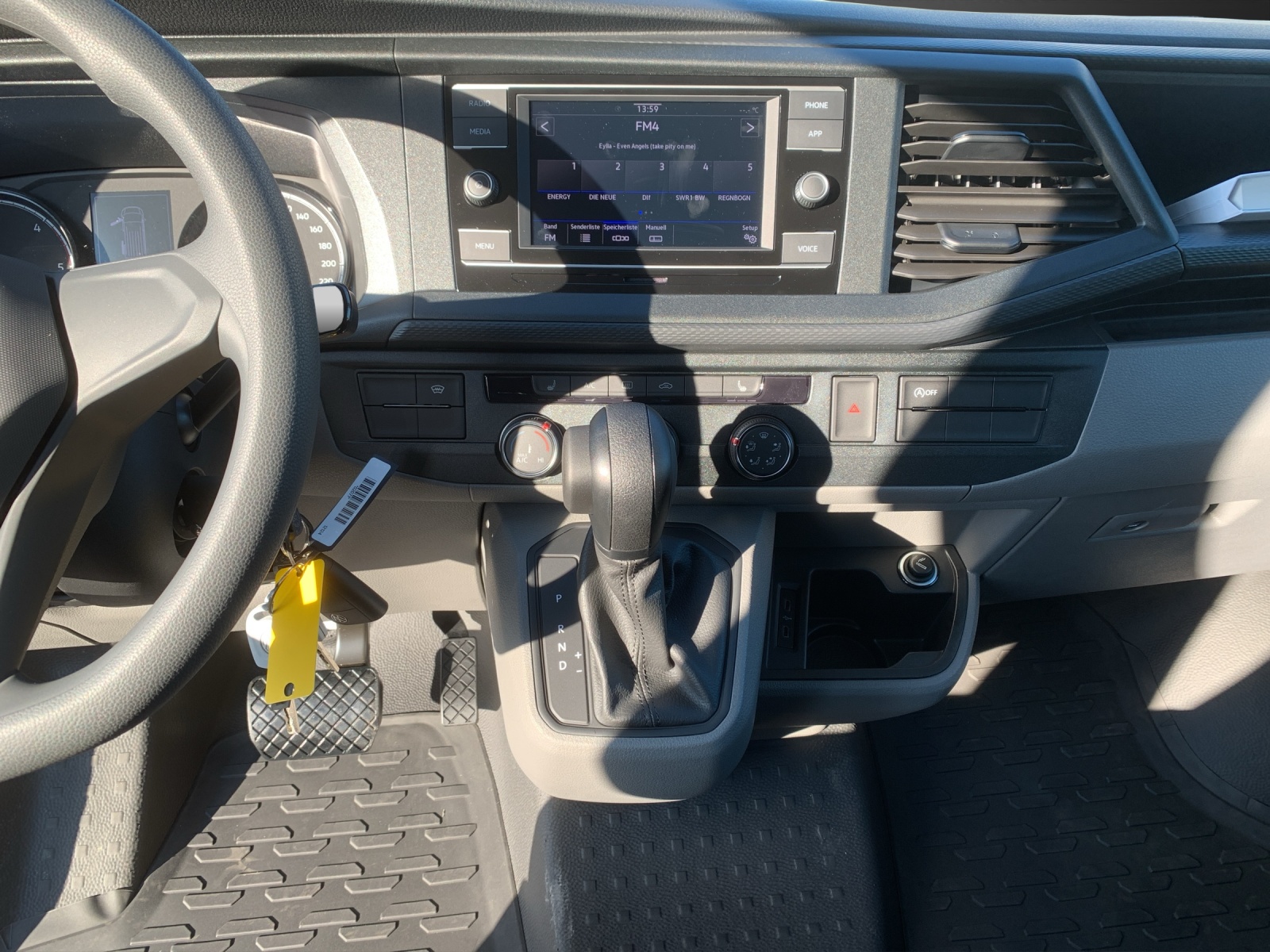 VW Transporter Kombi Langer Radstand 2.0 TDI 4Motion DSG-image-10