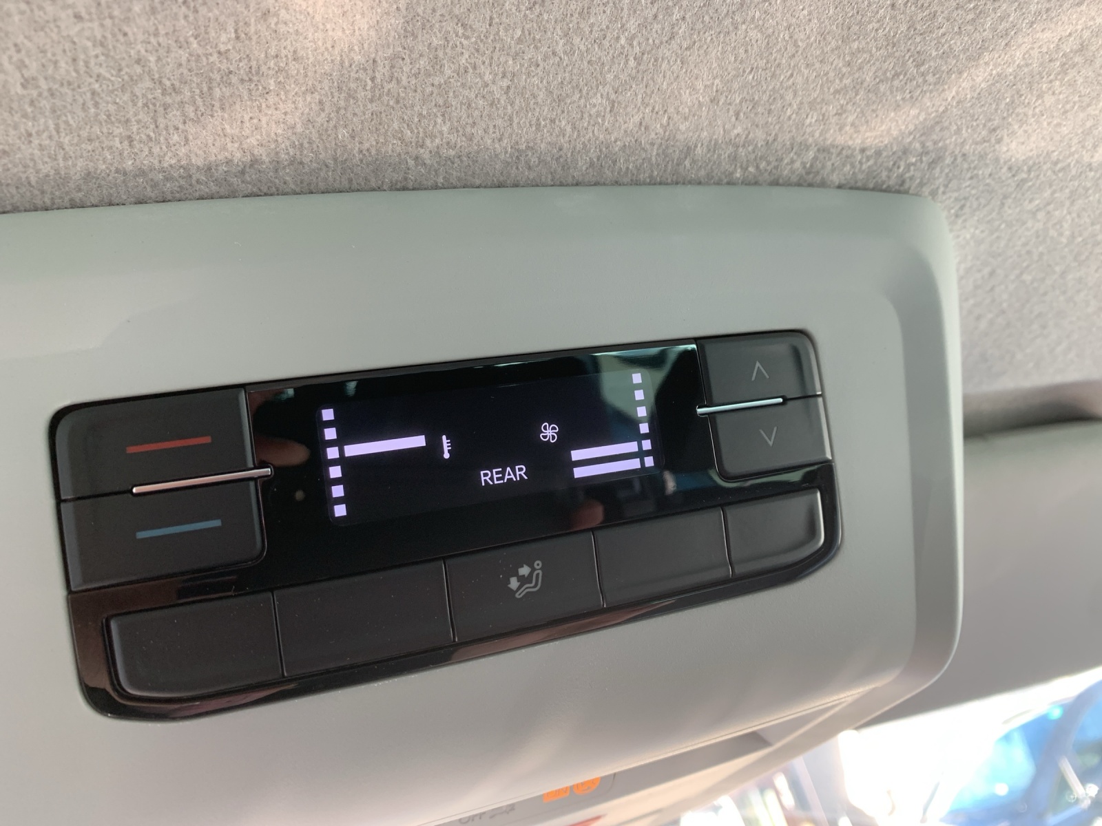 VW Transporter Kombi Langer Radstand 2.0 TDI 4Motion DSG-image-15