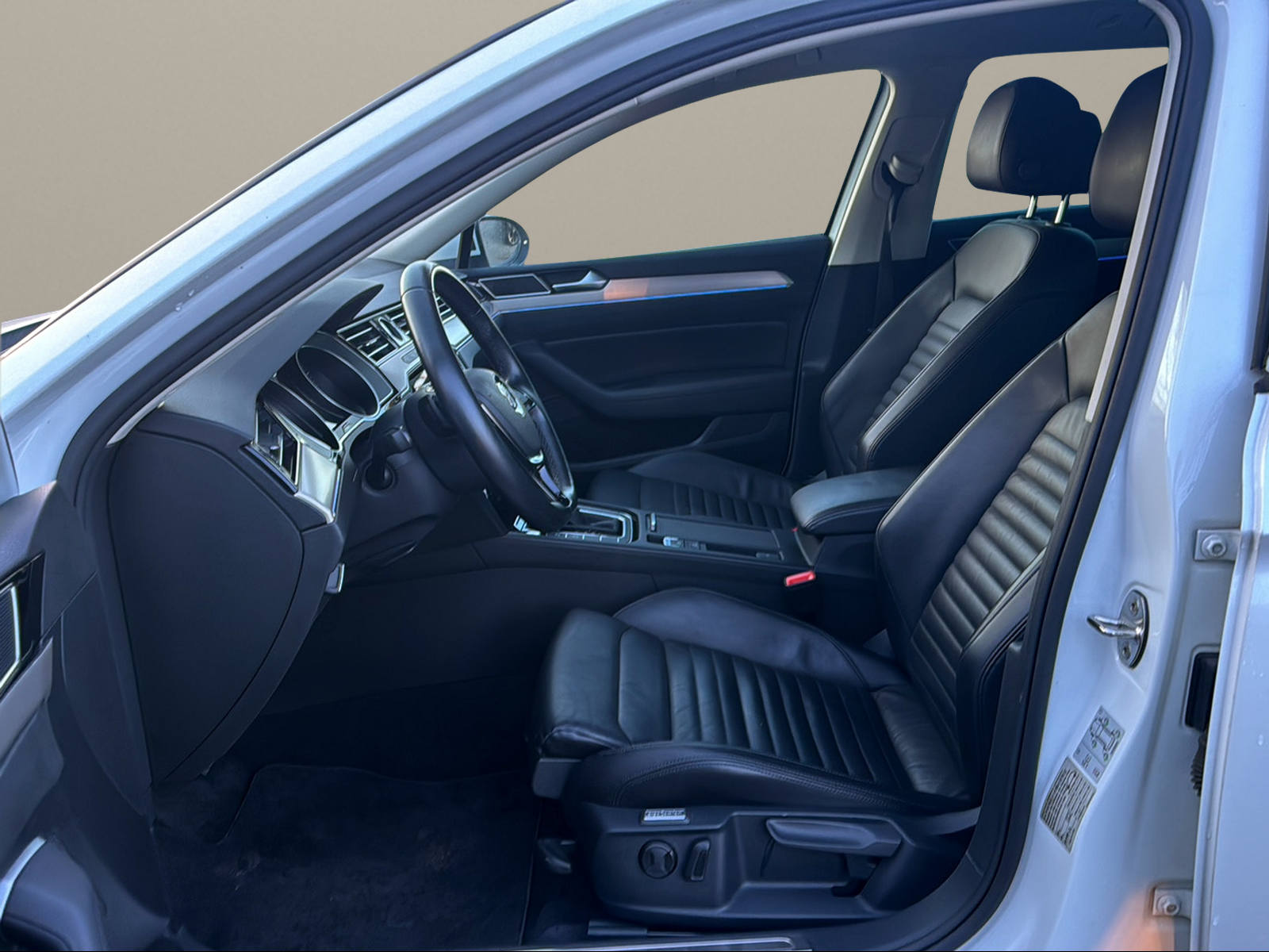 VW Passat Variant 2.0 TDI BMT Highline DSG-image-8