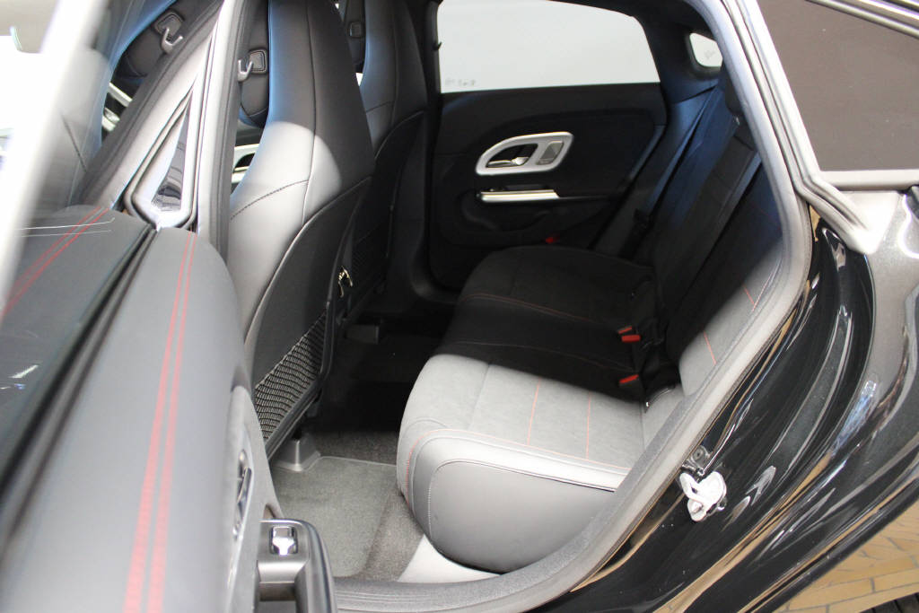 MERCEDES-BENZ CLA 220 4Matic AMG Line-image-11