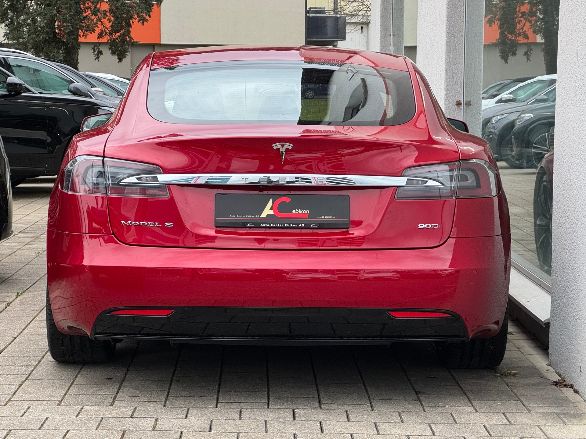 TESLA Model S 90 D-image-4