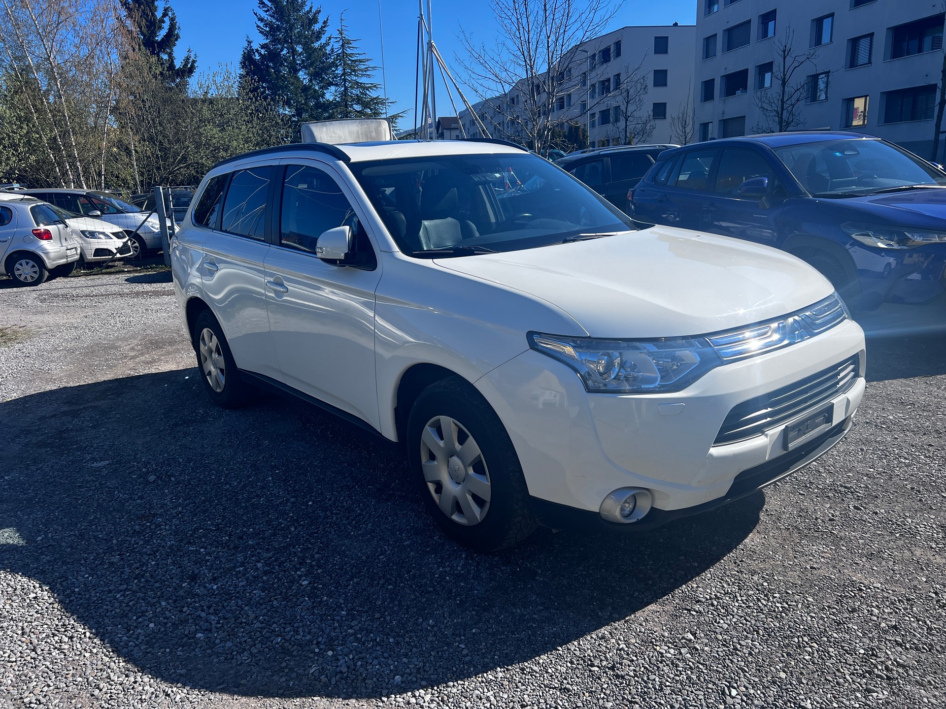 MITSUBISHI Outlander 2.2 DID Navigator Safety 4WD Automatic-image-1