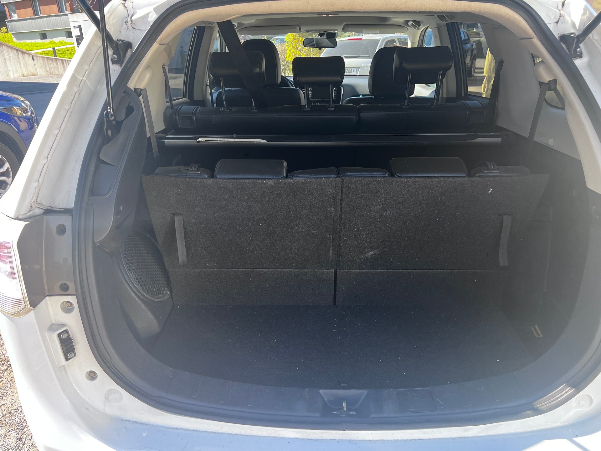 MITSUBISHI Outlander 2.2 DID Navigator Safety 4WD Automatic-image-9