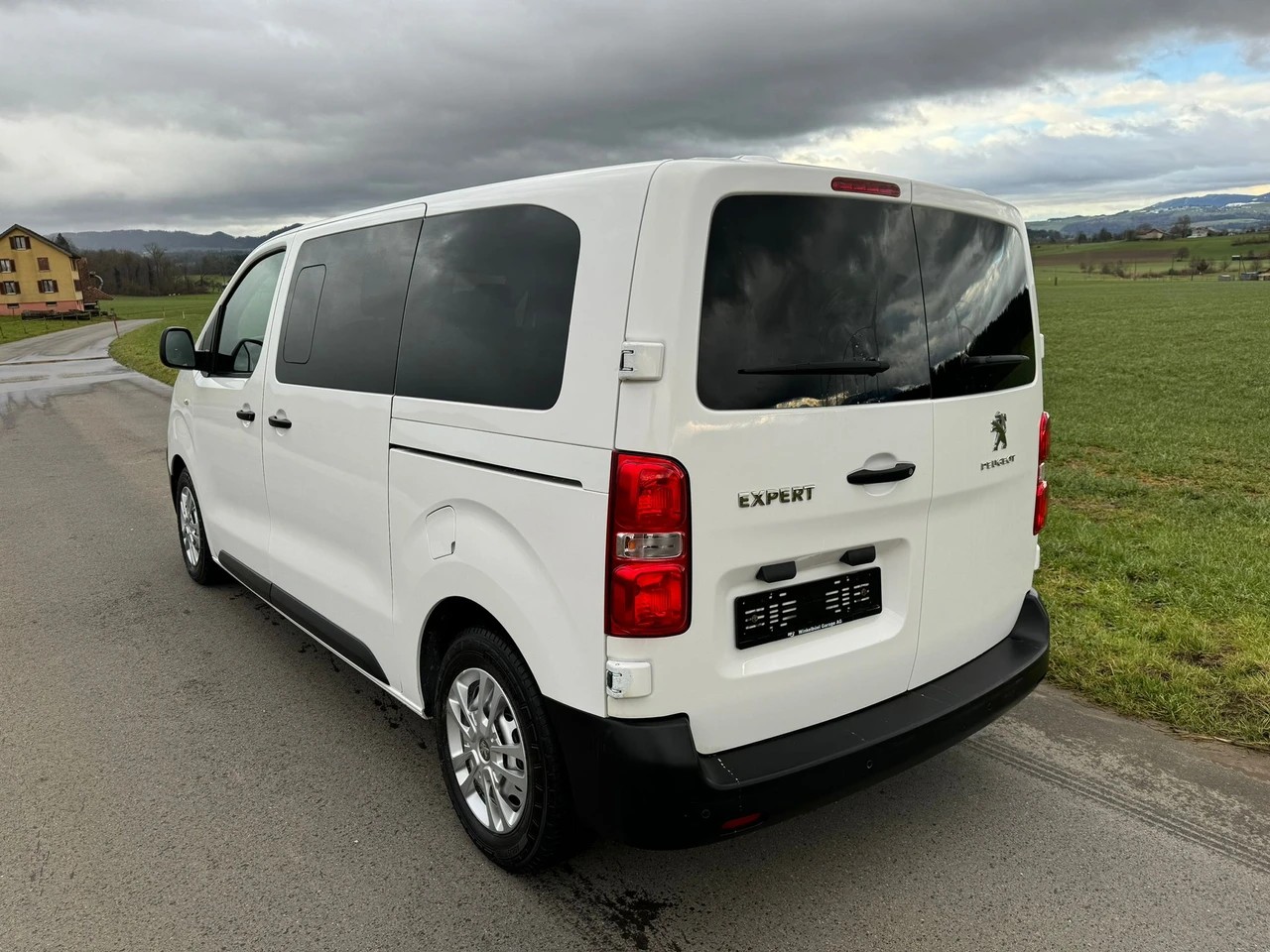 PEUGEOT Traveller 2.0 BlueHDi Active Standard 9 Sitzer-image-2