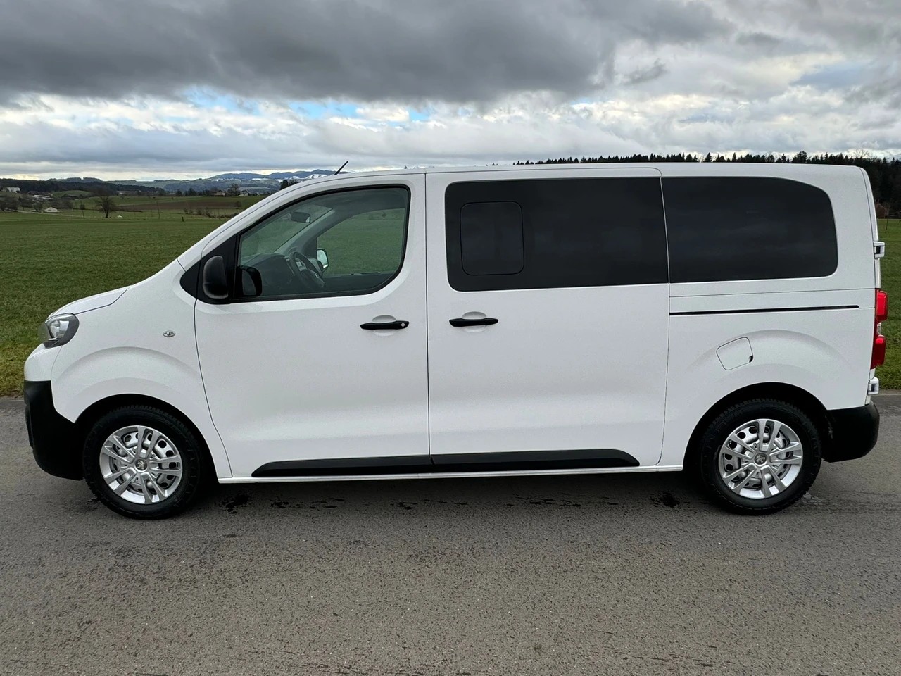 PEUGEOT Traveller 2.0 BlueHDi Active Standard 9 Sitzer-image-4