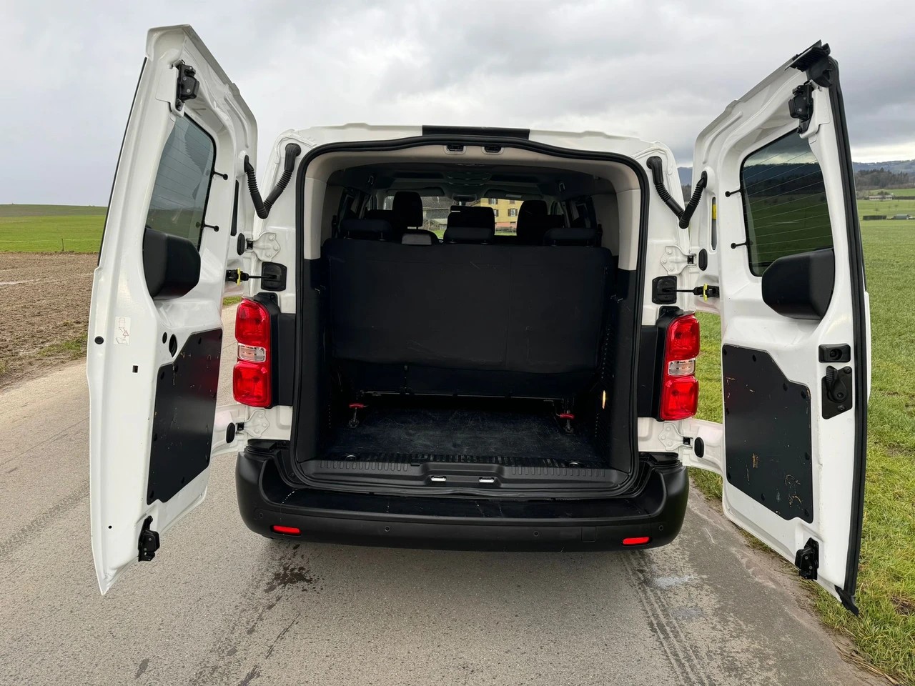 PEUGEOT Traveller 2.0 BlueHDi Active Standard 9 Sitzer-image-5