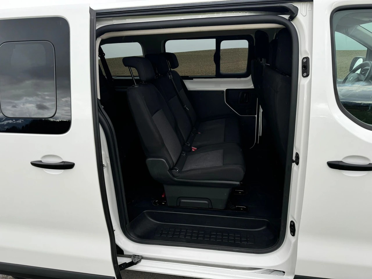 PEUGEOT Traveller 2.0 BlueHDi Active Standard 9 Sitzer-image-6
