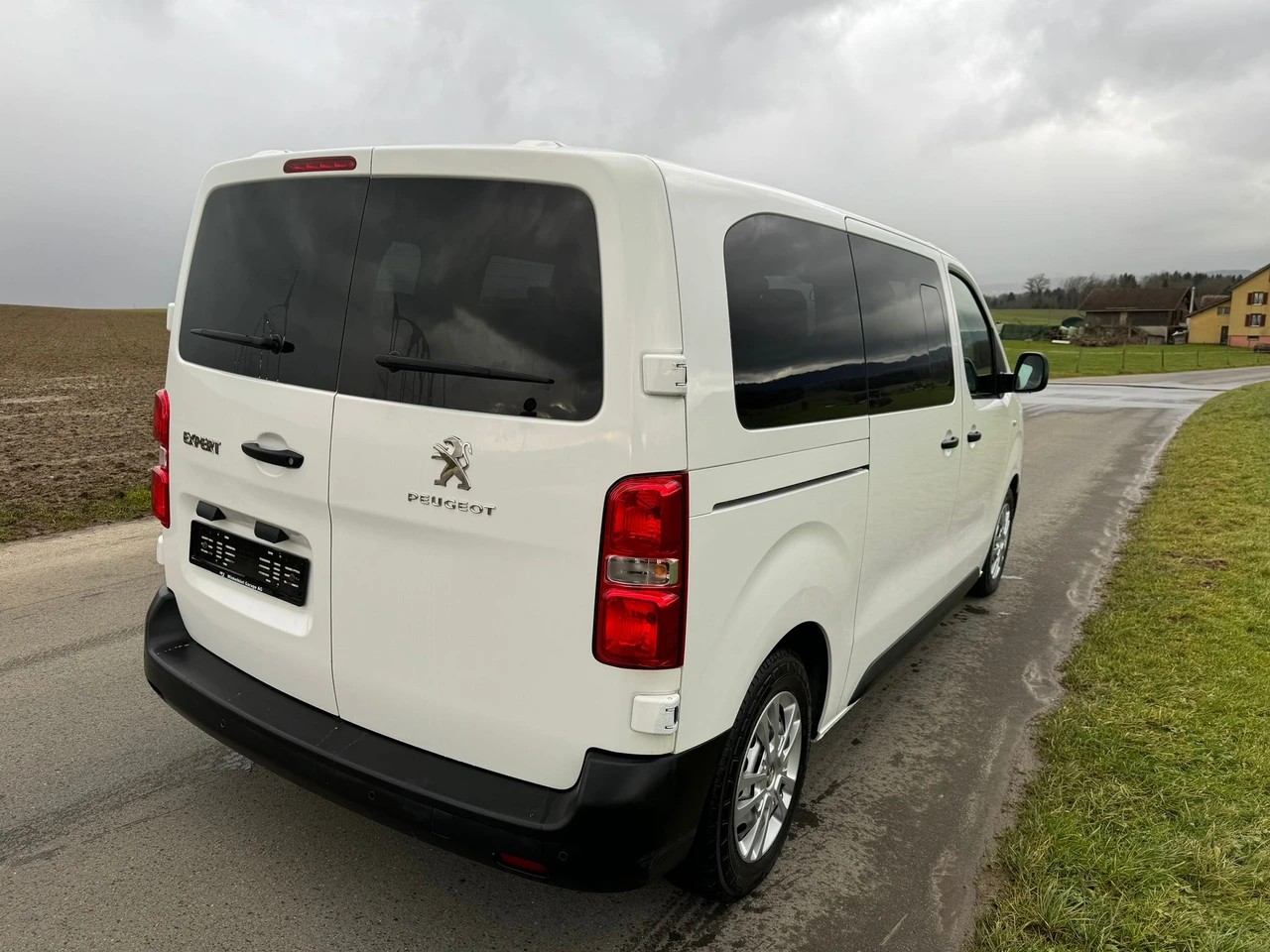 PEUGEOT Traveller 2.0 BlueHDi Active Standard 9 Sitzer-image-3