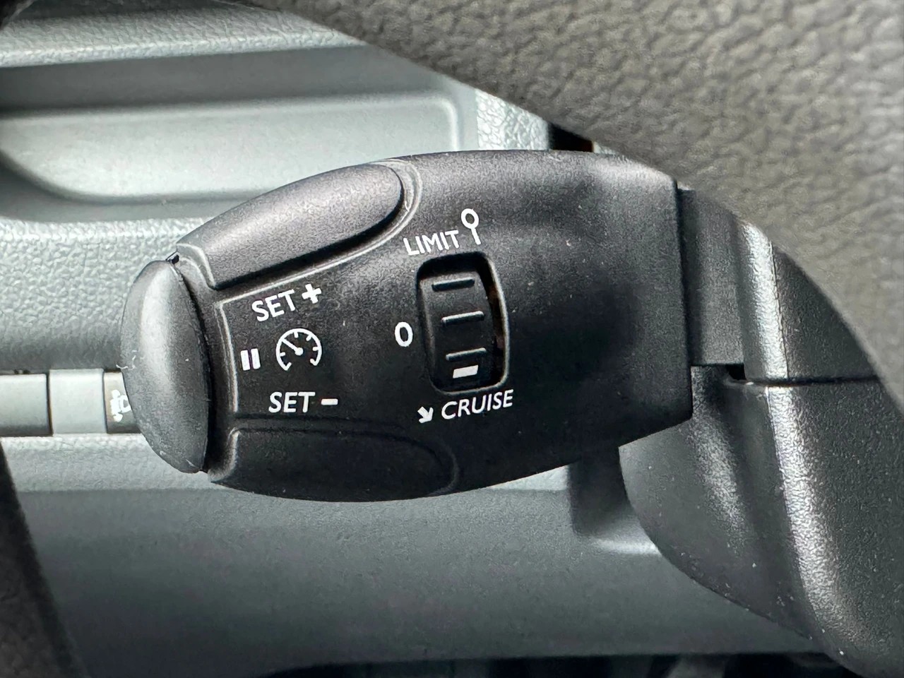 PEUGEOT Traveller 2.0 BlueHDi Active Standard 9 Sitzer-image-13